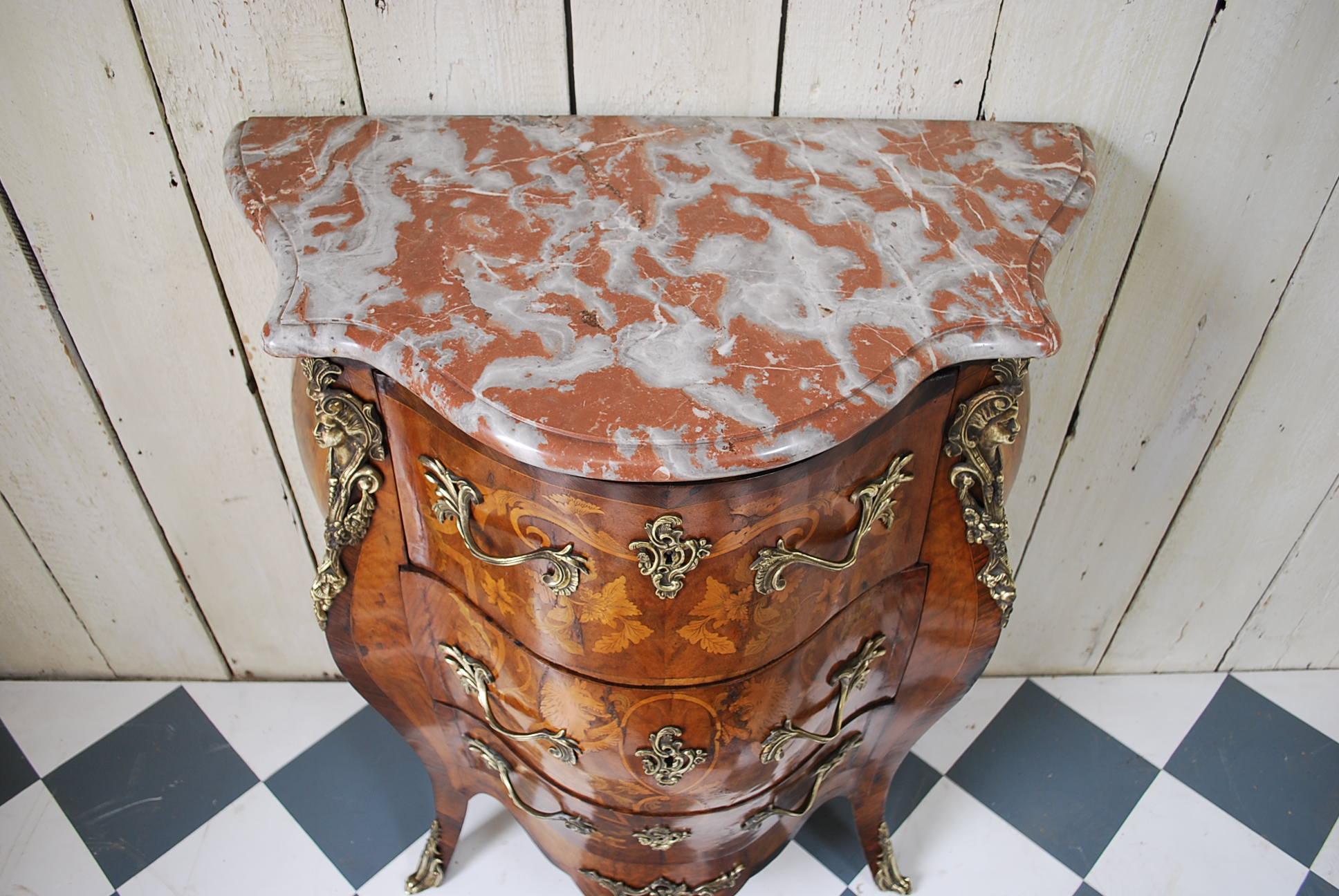 Small French Walnut Bombe Commode In Good Condition In Winchcombe, Gloucesteshire