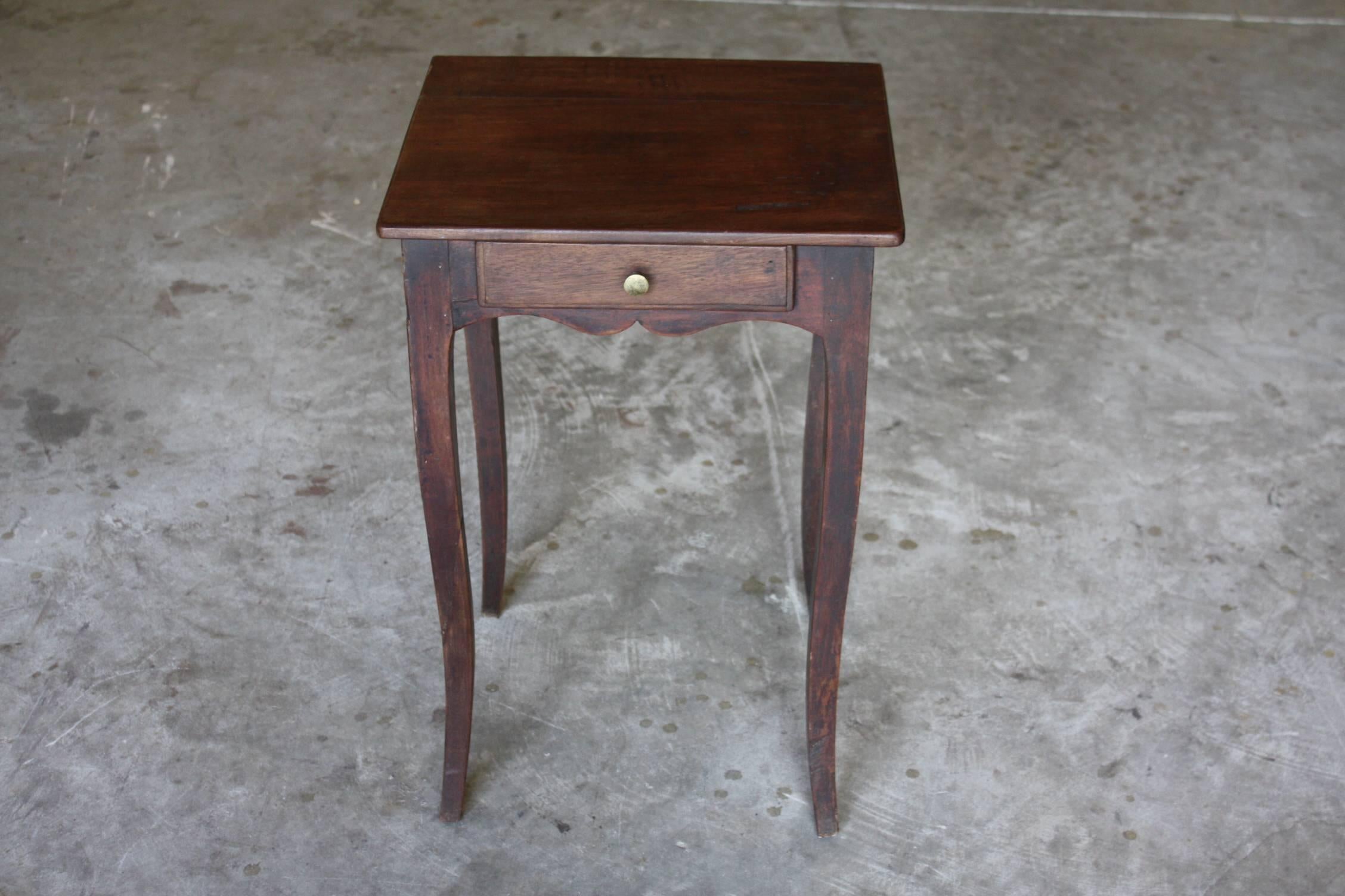 Walnut French side table

Measures: Height: 24