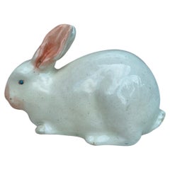 Piccolo coniglio francese in maiolica bianca Clement Massier, circa 1890