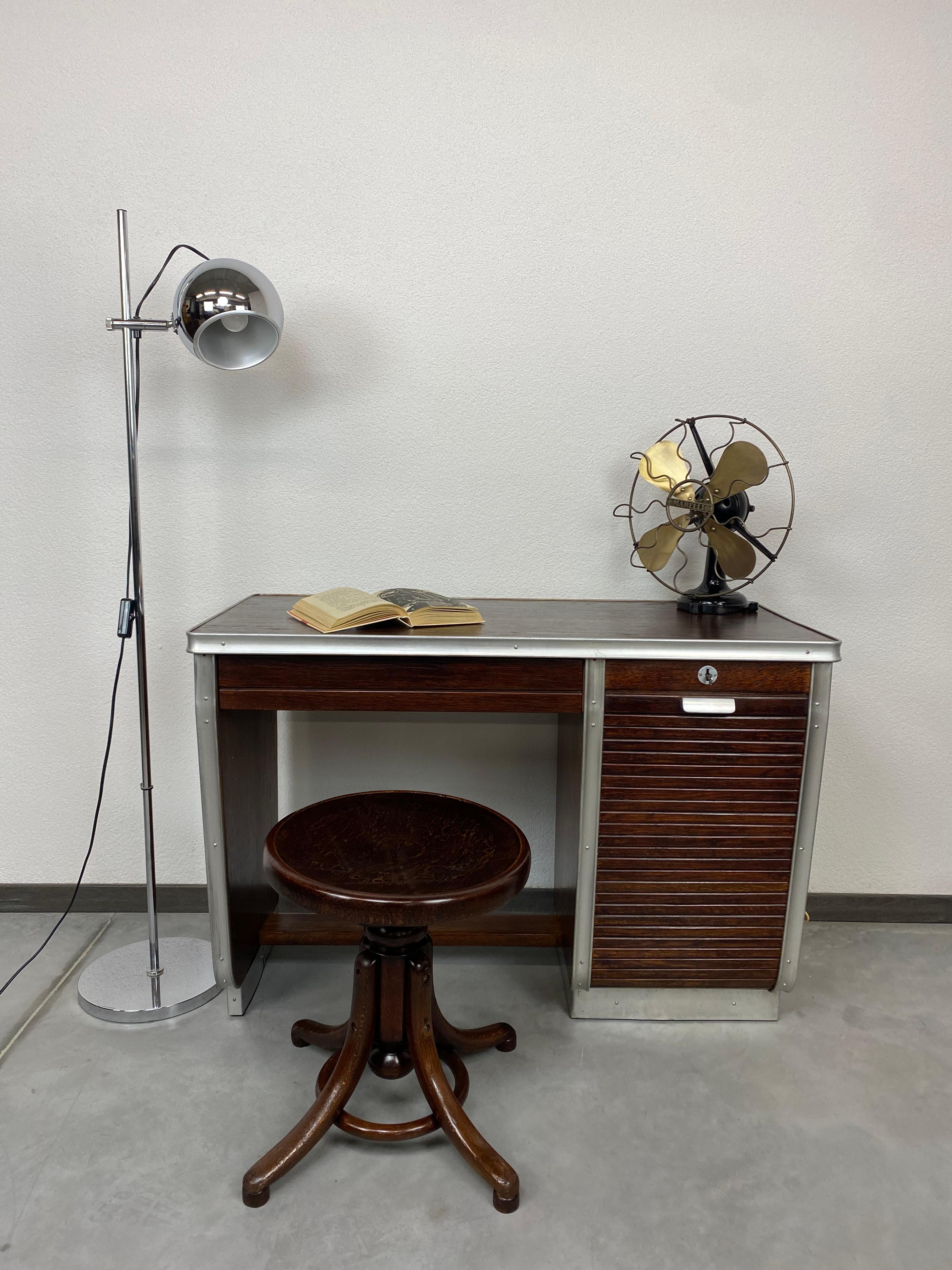 Kleiner funktionalistischer Schreibtisch aus den 1930er Jahren, professionell gebeizt und neu poliert.