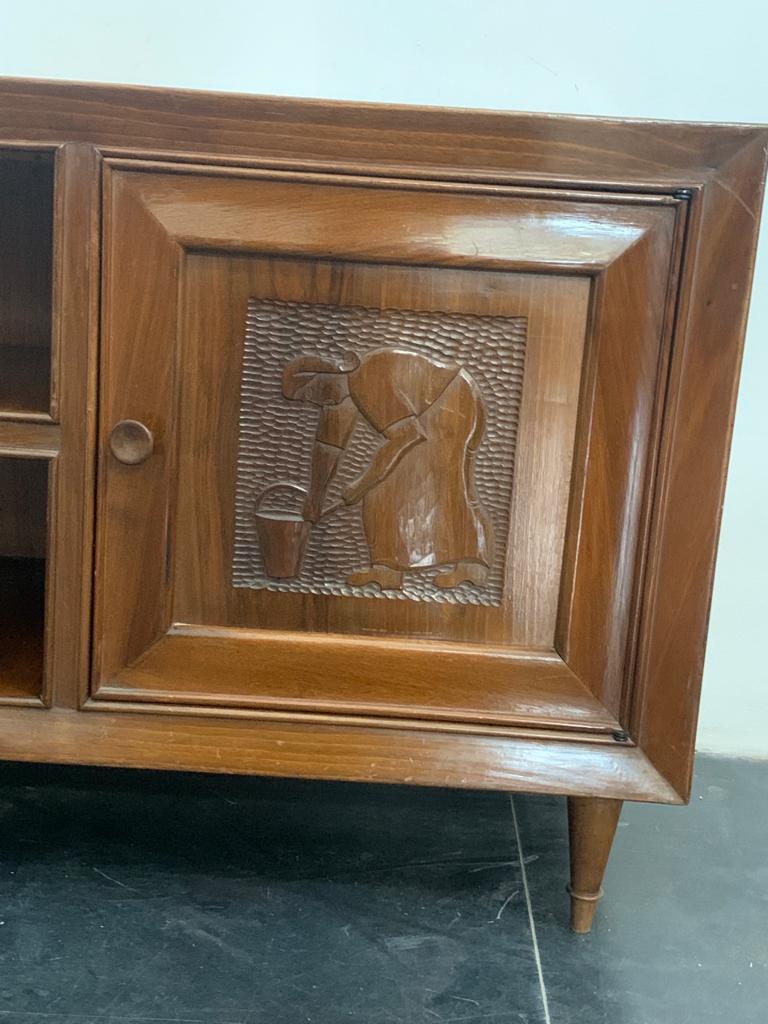 Small Futurist Style Serving Sideboard with Carved Panels, 1940s In Good Condition For Sale In Montelabbate, PU