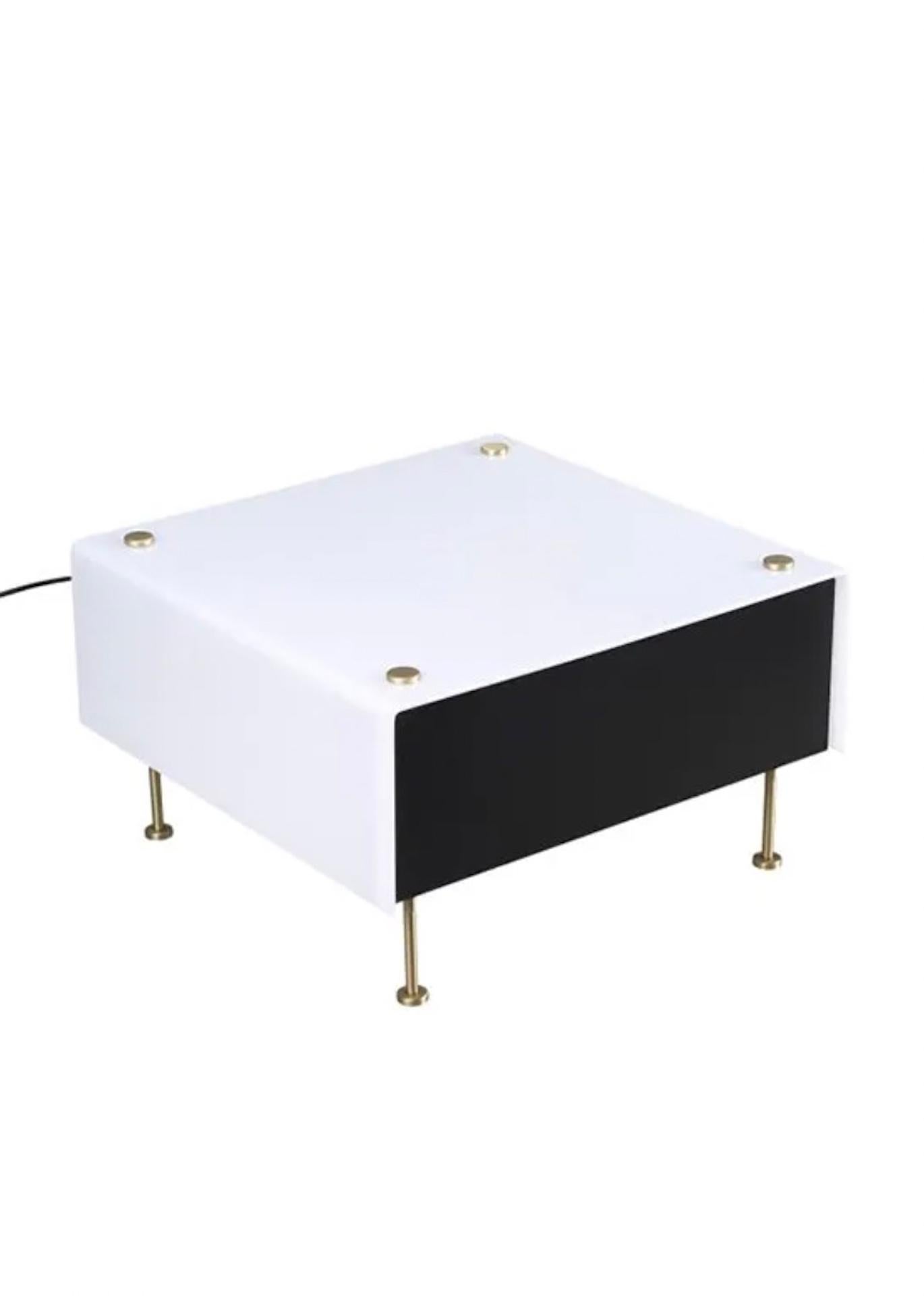 Die von Pierre Guariche entworfene Tischleuchte G60 verleiht einem Konsolentisch, einem Regal oder einem Nachttisch eine neue und lebendige Identität. Er ist in zwei Größen (Small und Medium) erhältlich, und seine hochwertigen Materialien werden in