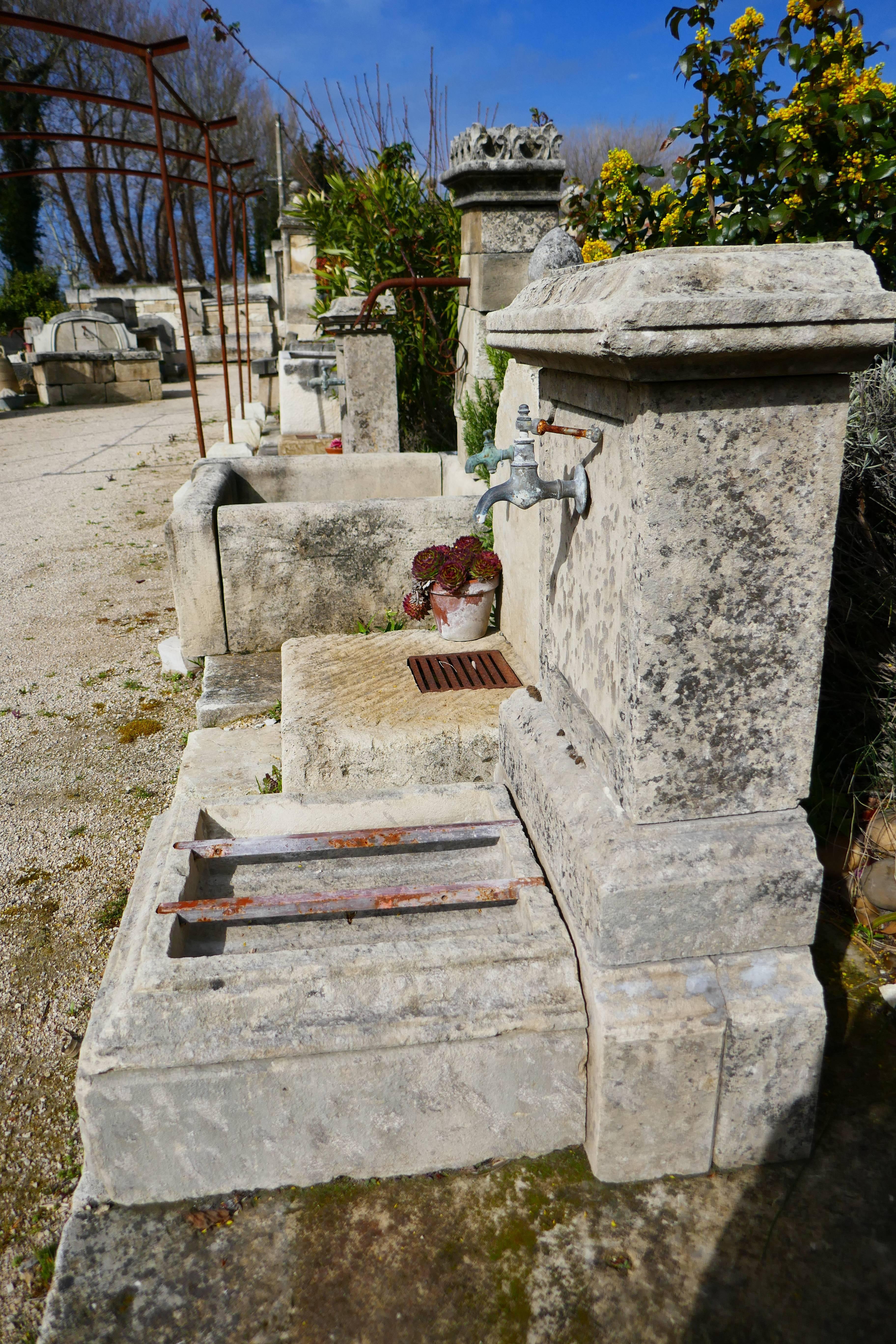 Small Garden Wall Fountain in Aged and Patinated Natural Limestone, Provence In Fair Condition For Sale In Isle sur la Sorgue, FR