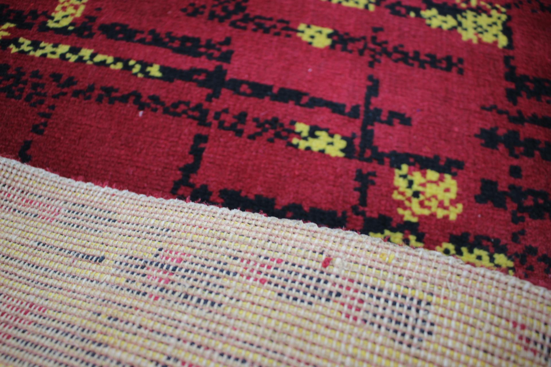 Small Geometric Abstract Wool Bouclé Carpet/Rug-1950s / Czechoslovakia In Good Condition For Sale In Praha, CZ