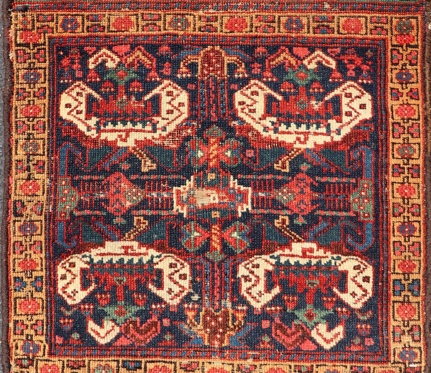 Noué à la main Petit tapis persan ancien Afshar à motifs géométriques avec médaillon  en vente