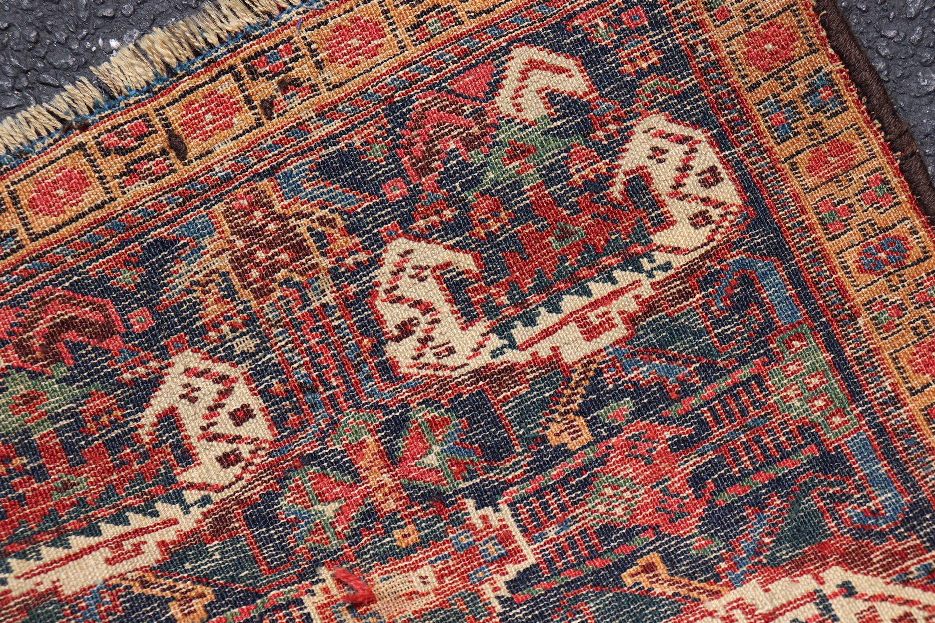20ième siècle Petit tapis persan ancien Afshar à motifs géométriques avec médaillon  en vente