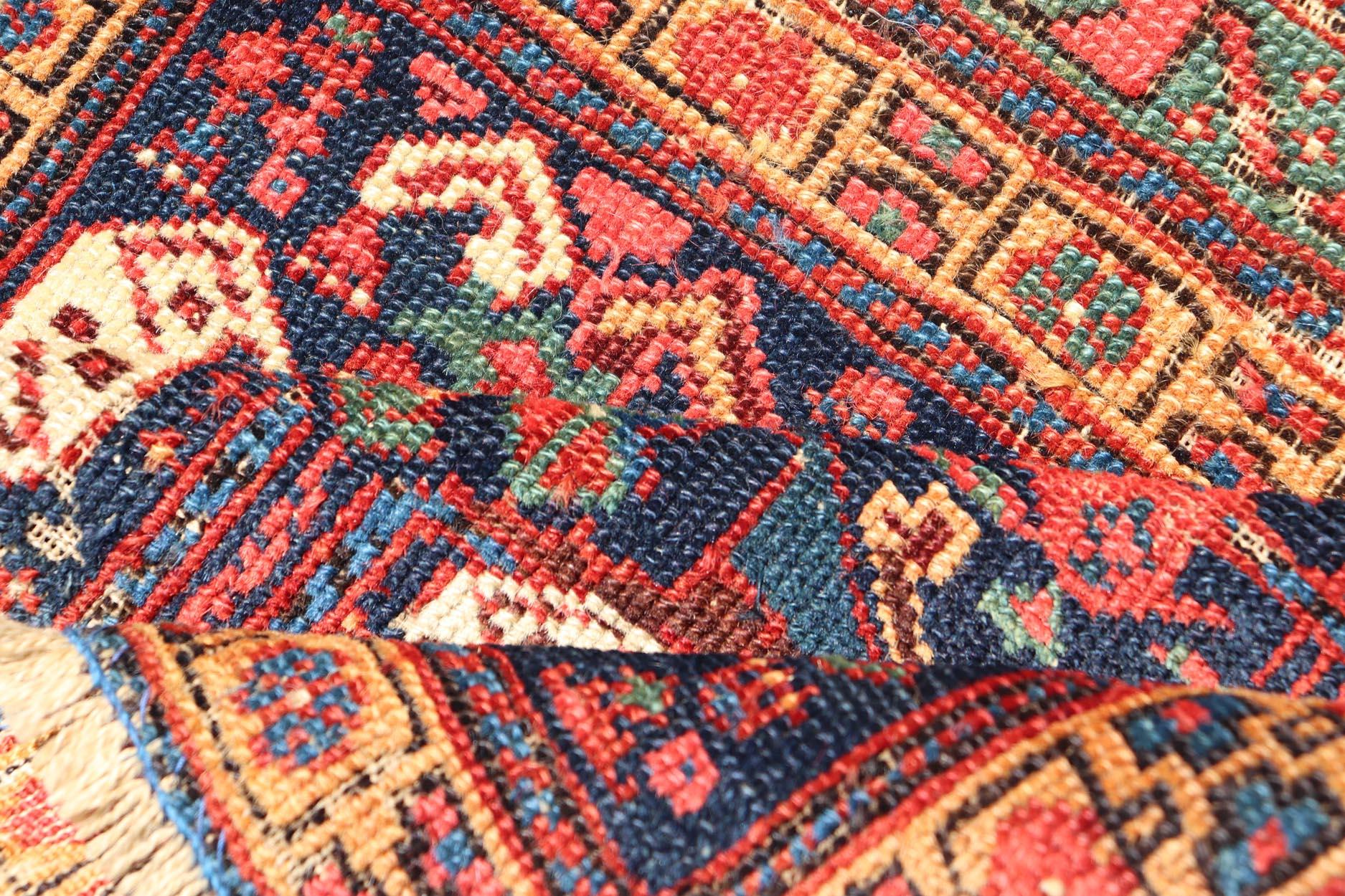 Laine Petit tapis persan ancien Afshar à motifs géométriques avec médaillon  en vente