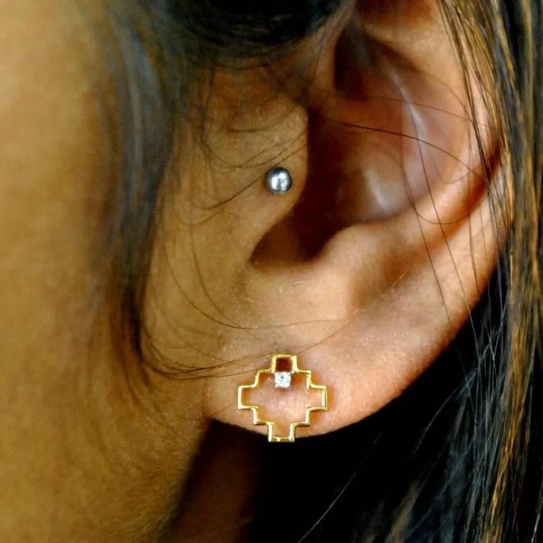 Pequeños pendientes geométricos de oro de 14 quilates con diamantes para niñas. en venta 5