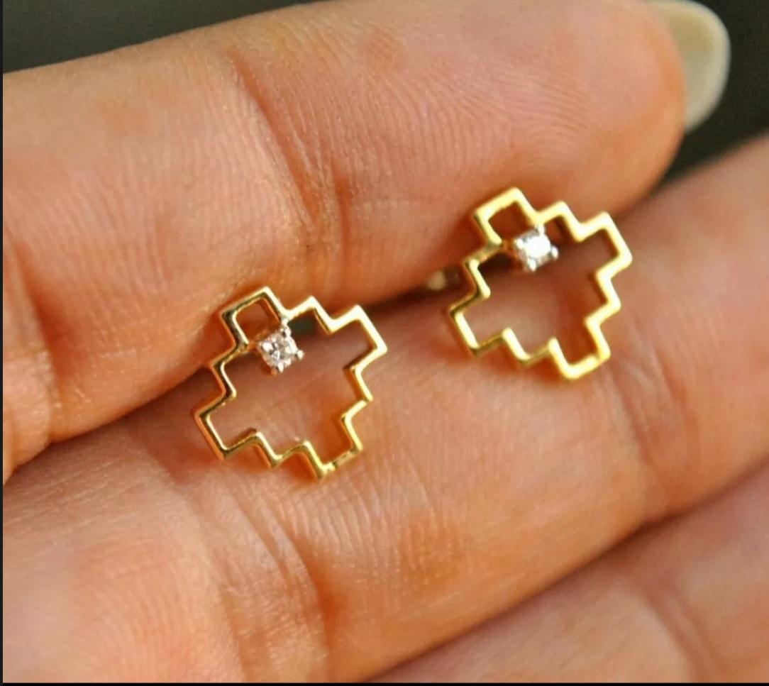 Pequeños pendientes geométricos de oro de 14 quilates con diamantes para niñas.

Base metálica
Oro amarillo, 14k
Fijación
Mariposa
Peso del diamante
0,04 cts aprox.
Peso Oro 14k
1,5 gramos aprox.
Talla
9x9 mm Aprox
Pureza del metal
14k
Metal
Oro