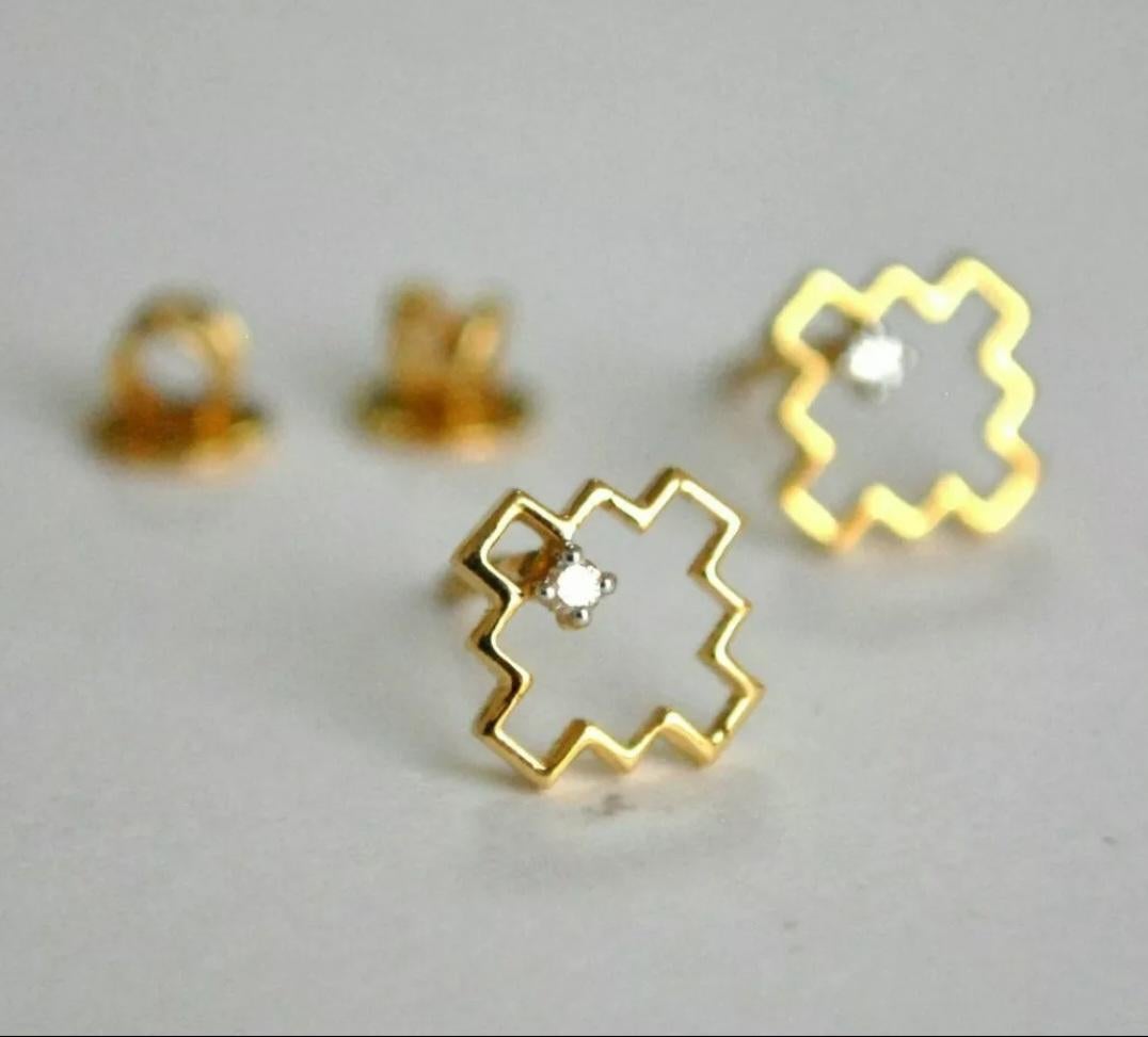 Pequeños pendientes geométricos de oro de 14 quilates con diamantes para niñas. Corte redondo en venta