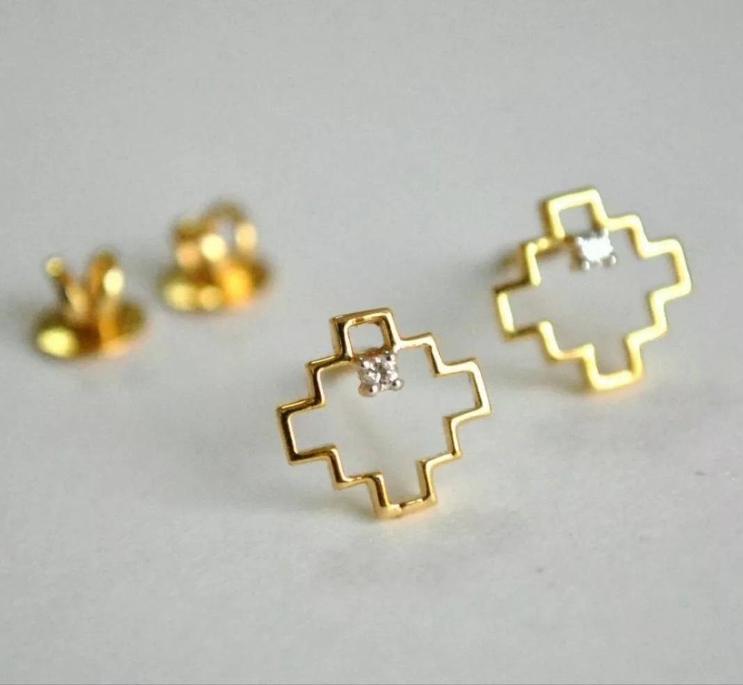 Pequeños pendientes geométricos de oro de 14 quilates con diamantes para niñas. en Nuevo estado para la venta en Chicago, IL