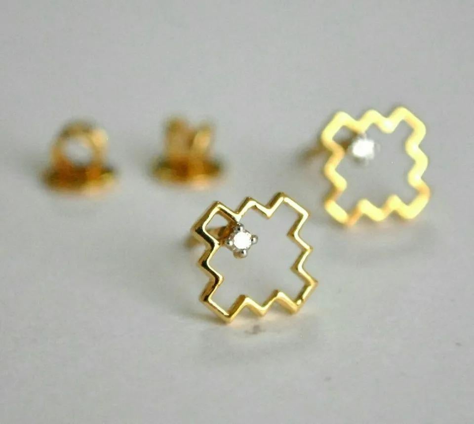 Taglio rotondo Piccoli orecchini geometrici con diamanti in oro 14k in vendita