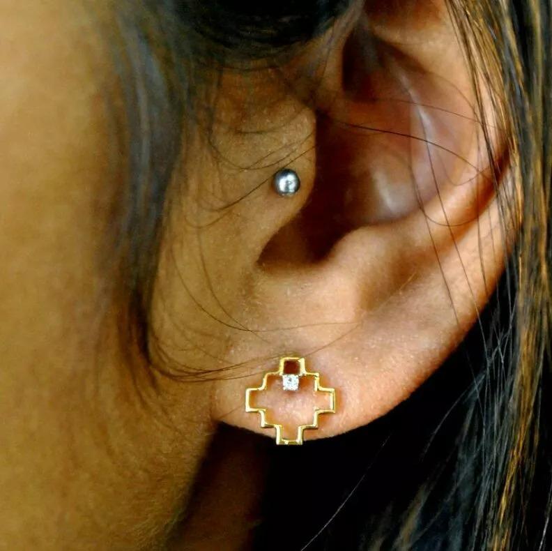 Piccoli orecchini geometrici con diamanti in oro 14k In condizioni Nuovo in vendita a Chicago, IL