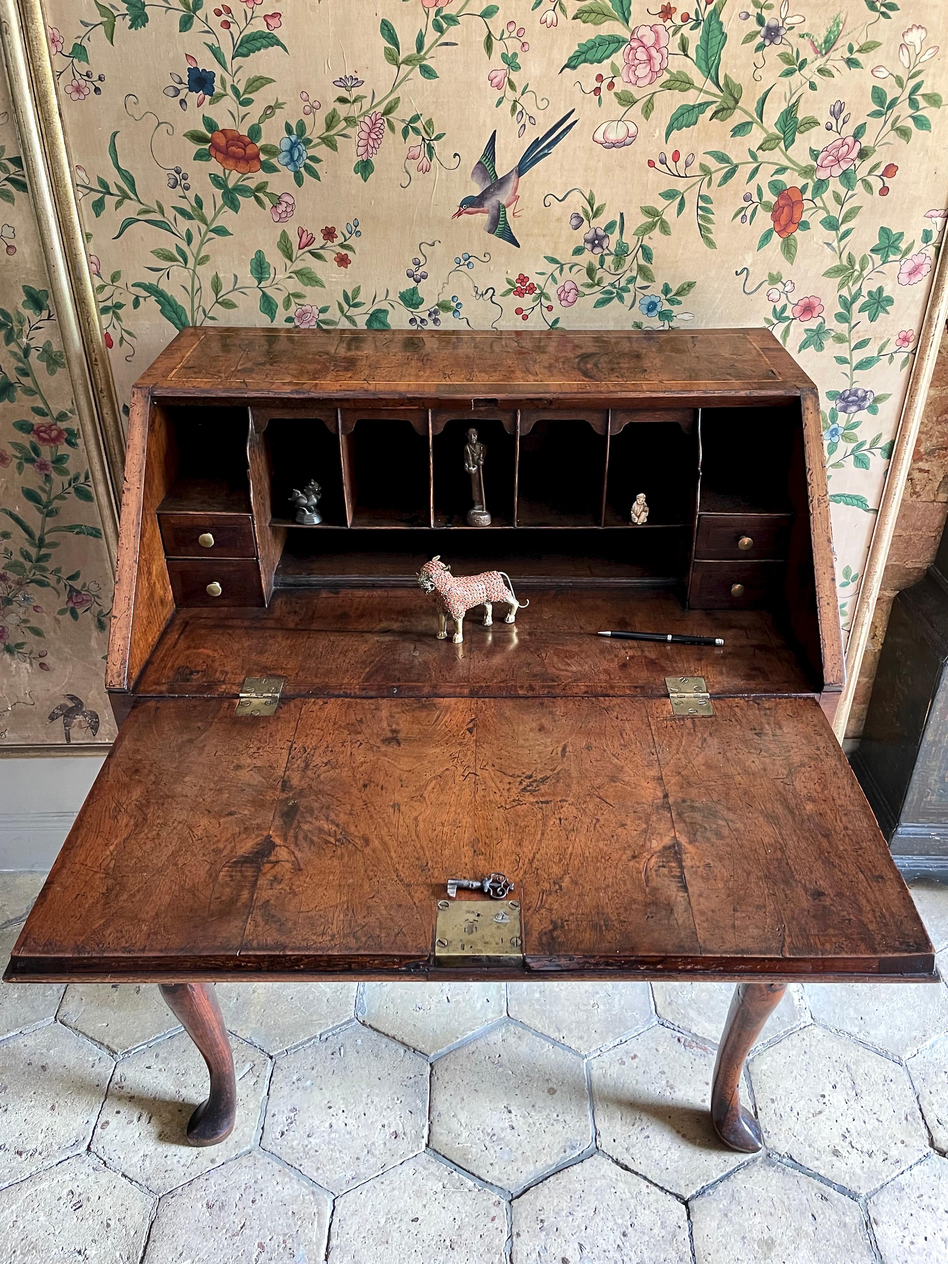 Georgien Petit bureau George I en noyer sur Stand en vente