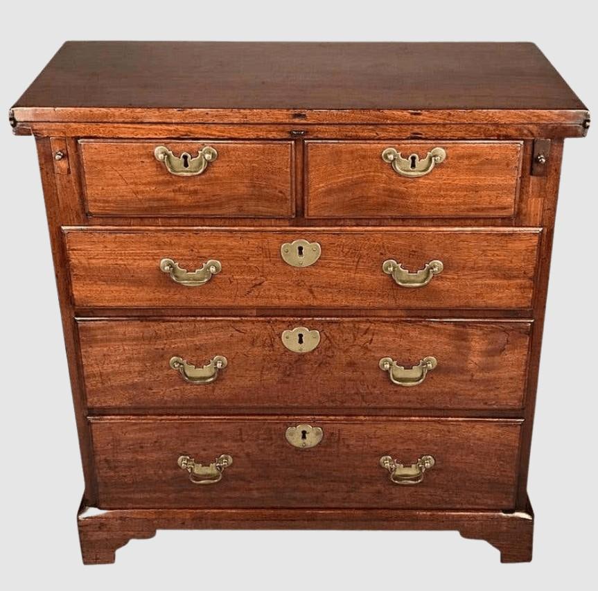 A small, English, solid Virginia walnut fold-over top bachelor chest, of very good color and patination.
Mid-18th century, George II period, circa 1740.

Raised on its apparently-original shaped bracket feet.
Only 2'6'' wide, in lovely untouched