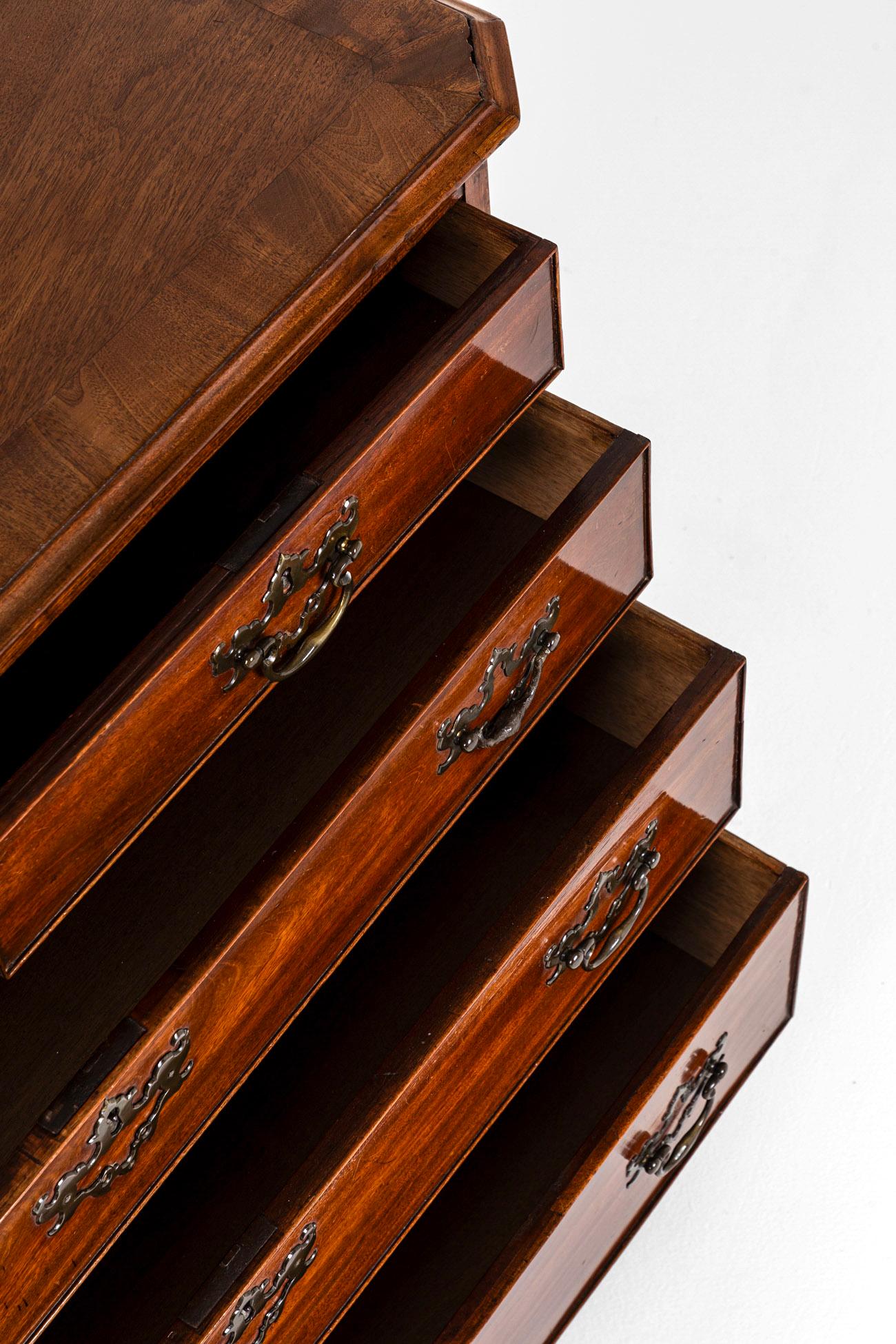 Small George III Mahogany Chest of Drawers For Sale 5