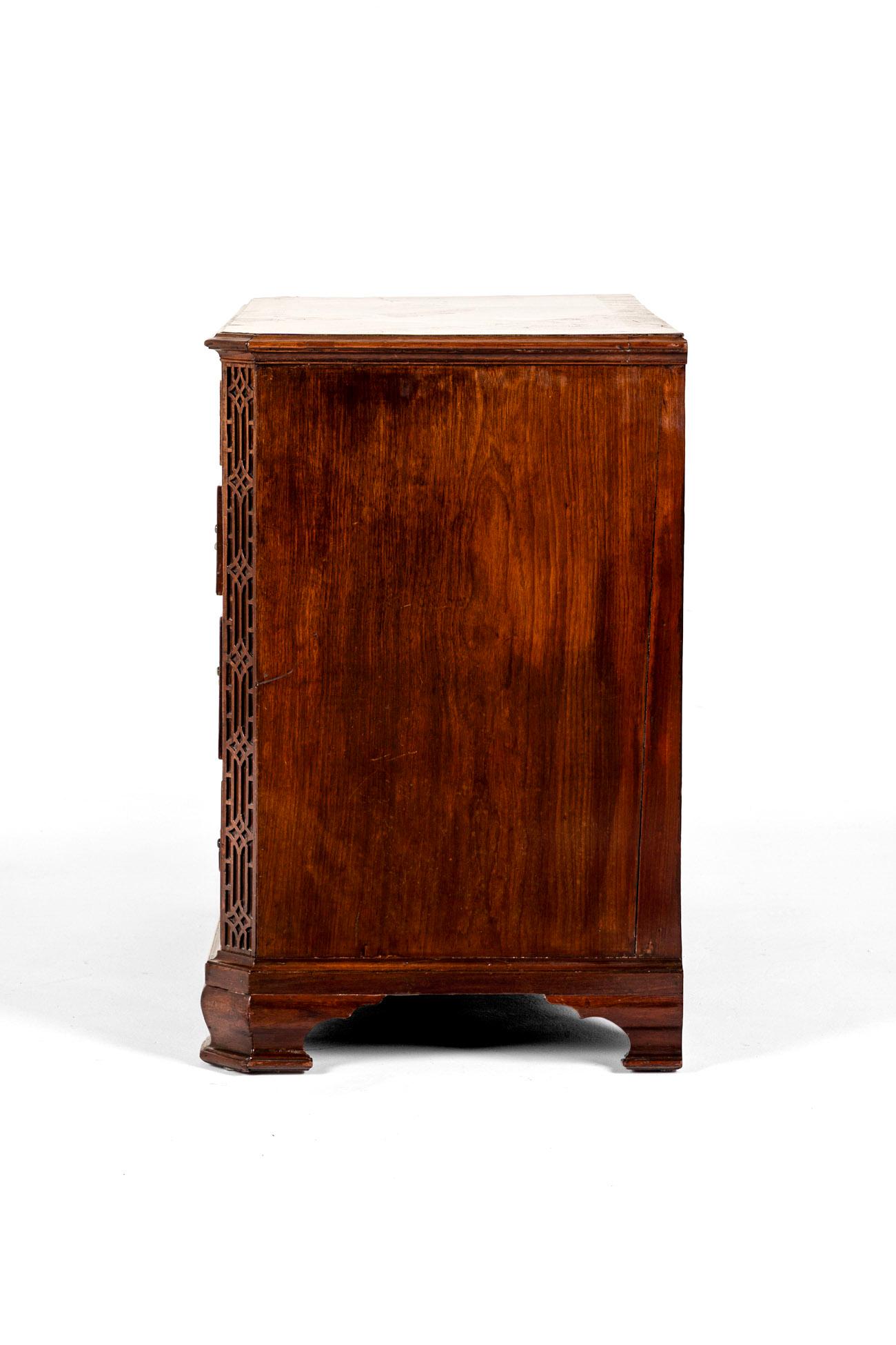 British Small George III Mahogany Chest of Drawers For Sale