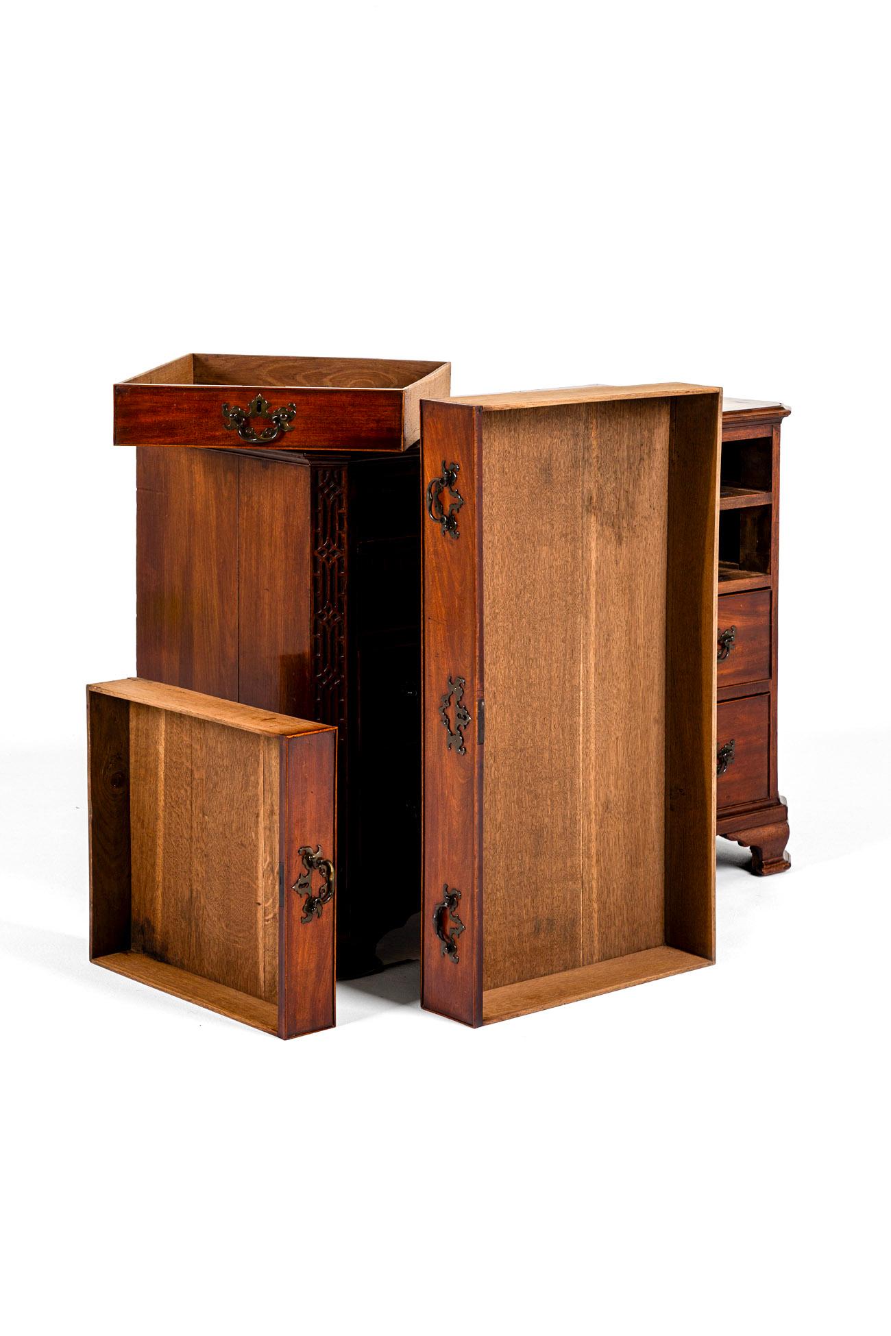 Small George III Mahogany Chest of Drawers In Good Condition For Sale In Faversham, GB
