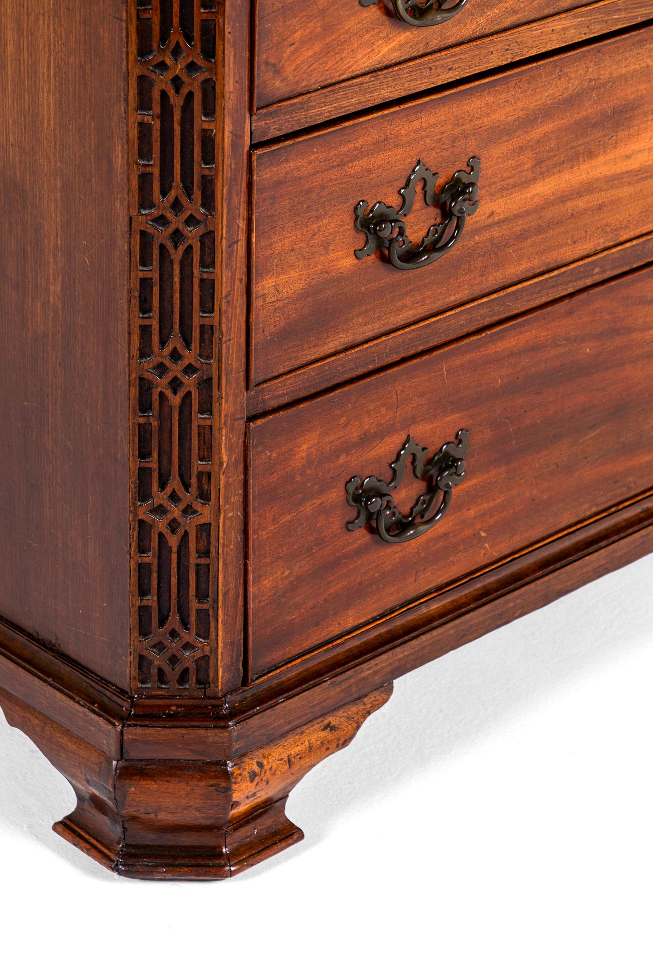 Small George III Mahogany Chest of Drawers For Sale 1