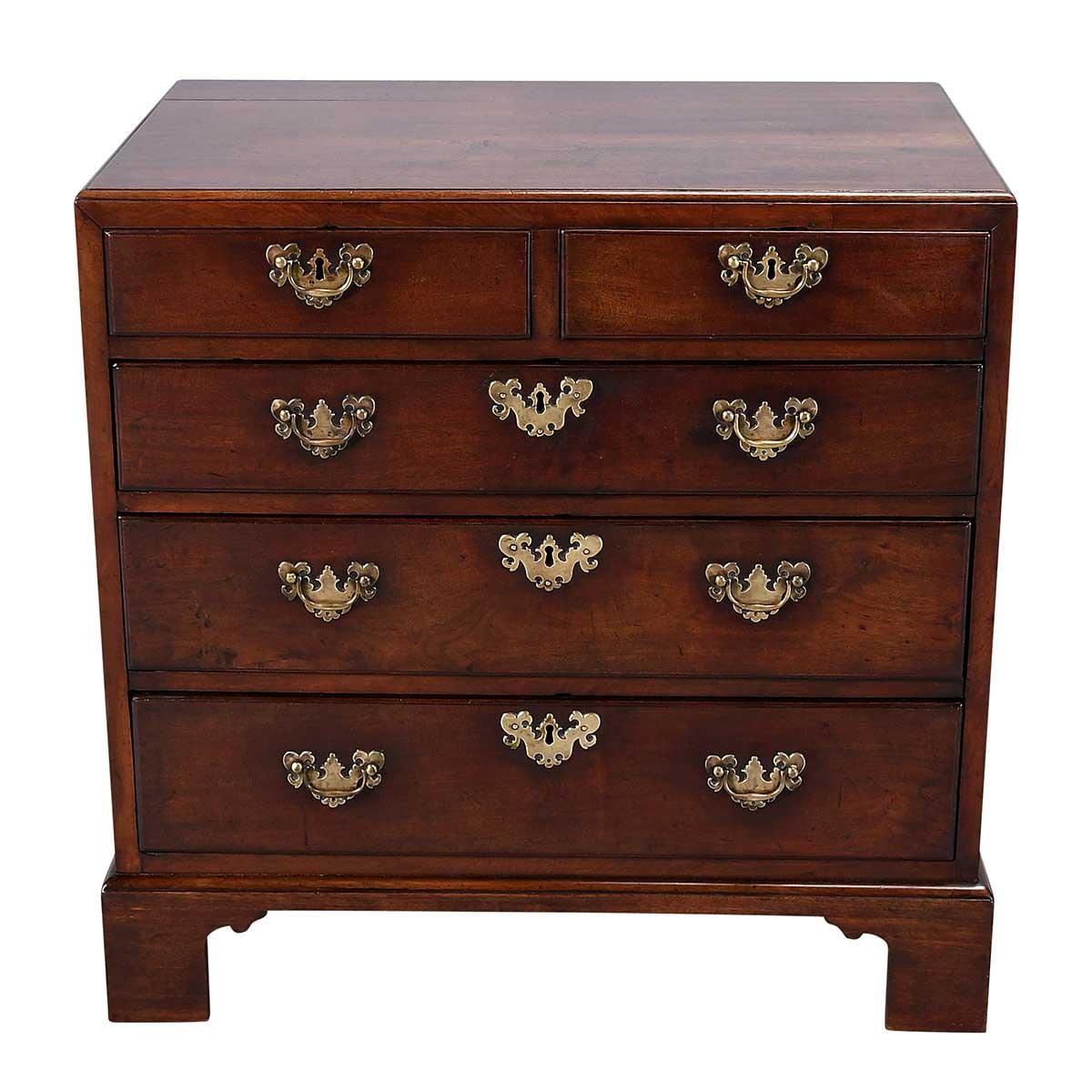 Commode en acajou d'époque George III, de taille réduite. Composé de deux tiroirs courts sur trois tiroirs longs et reposant sur des pieds en forme d'équerre. La quincaillerie en laiton d'origine a été conservée. Les garnitures des tiroirs en chêne