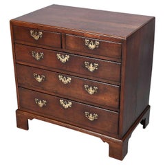 Kleine Mahagoni-Kommode mit Caddy-Top aus der George-III-Periode