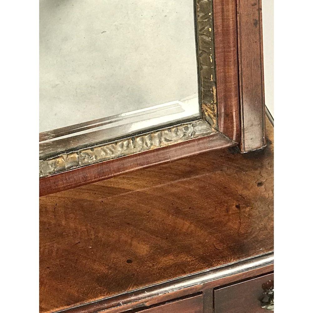 An English Georgian mahogany dressing table/ toilet mirror.
George III period, circa 1780.

Raised on its original ogee feet with a base section fitted with three concave-fronted small drawers.
This good quality antique (late 18th century)