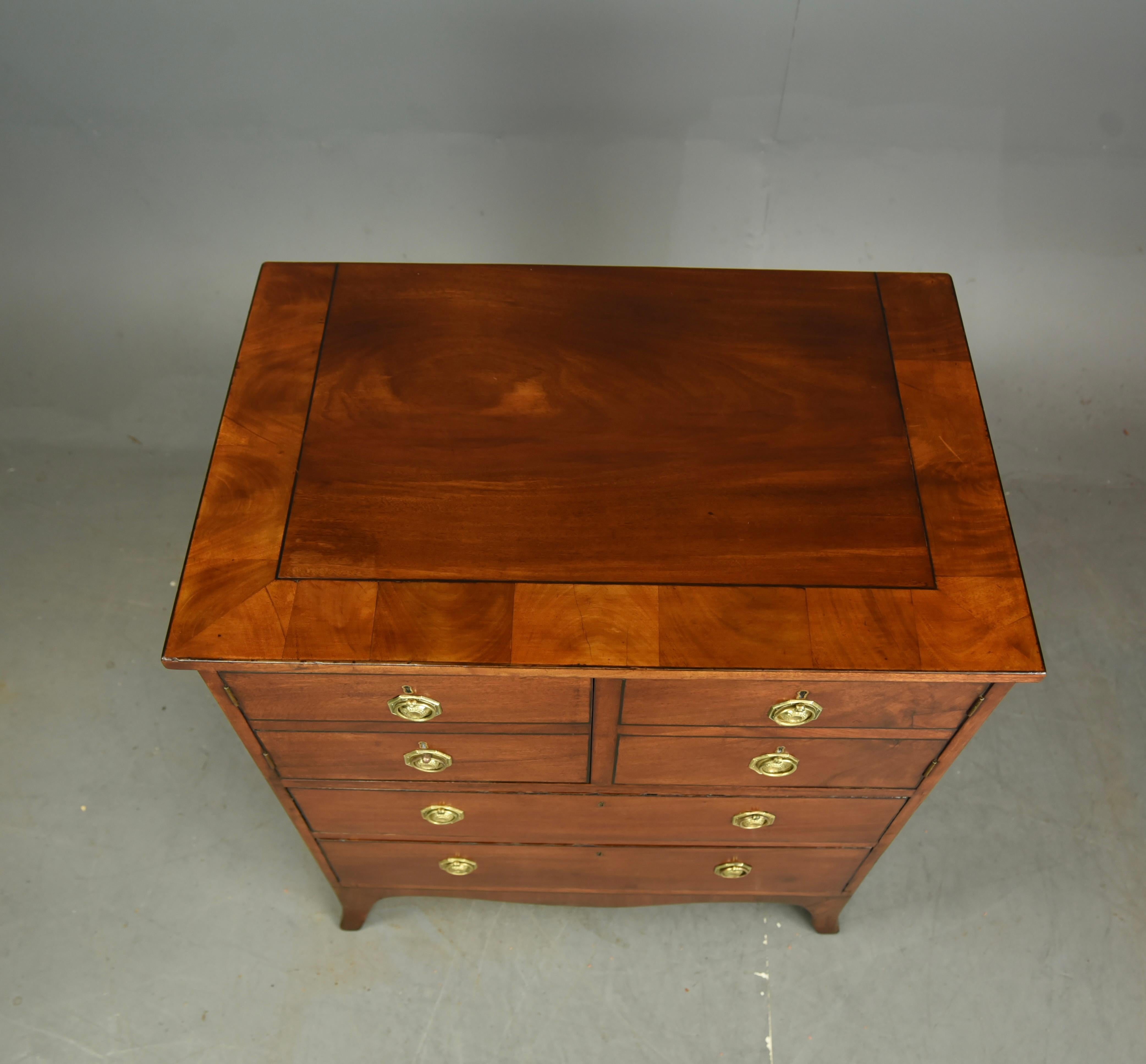 Small Georgian Chest of Drawers In Good Condition In Chelmsford, GB