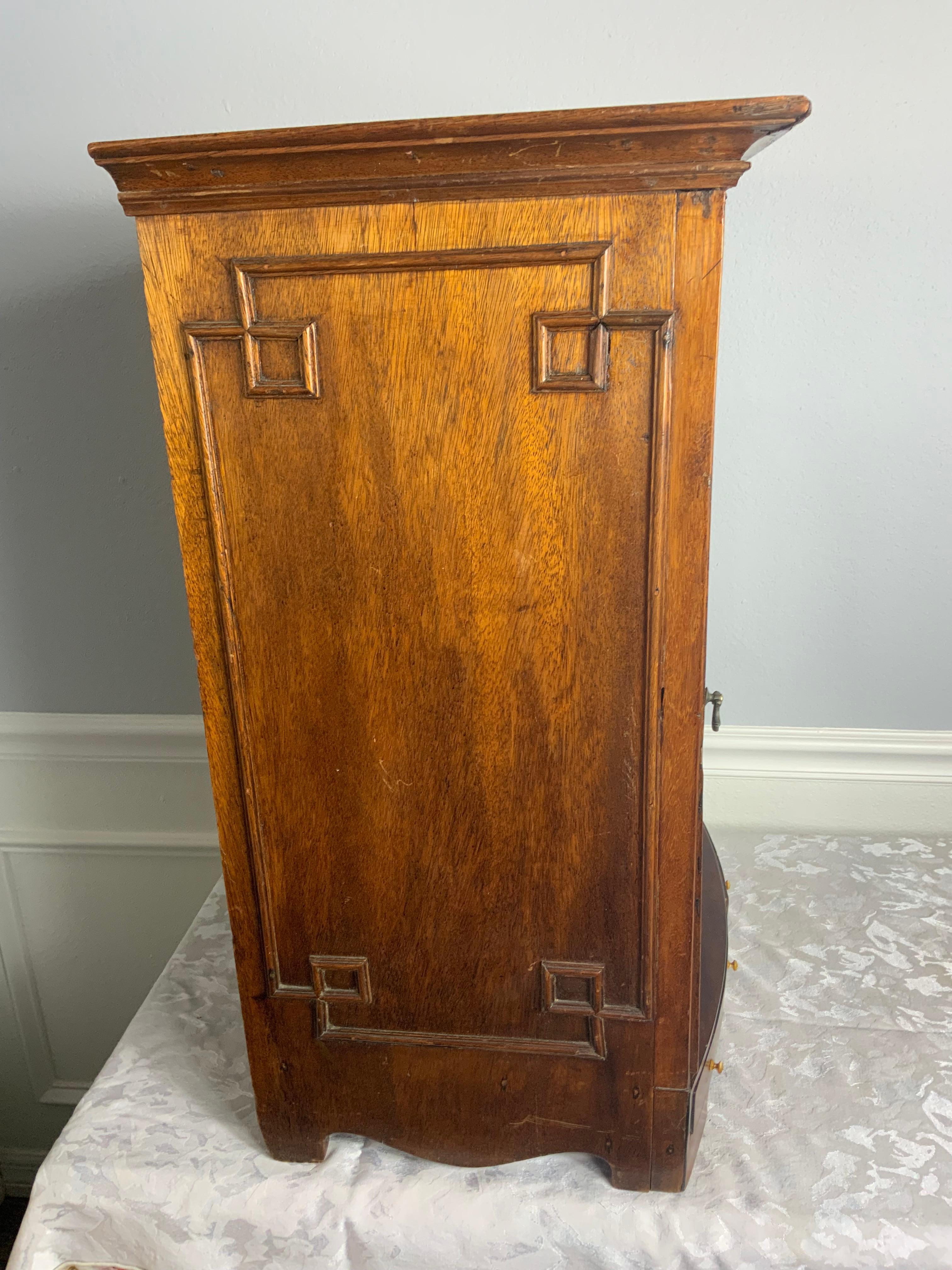 Small Georgian Display Cabinet In Good Condition For Sale In Bradenton, FL