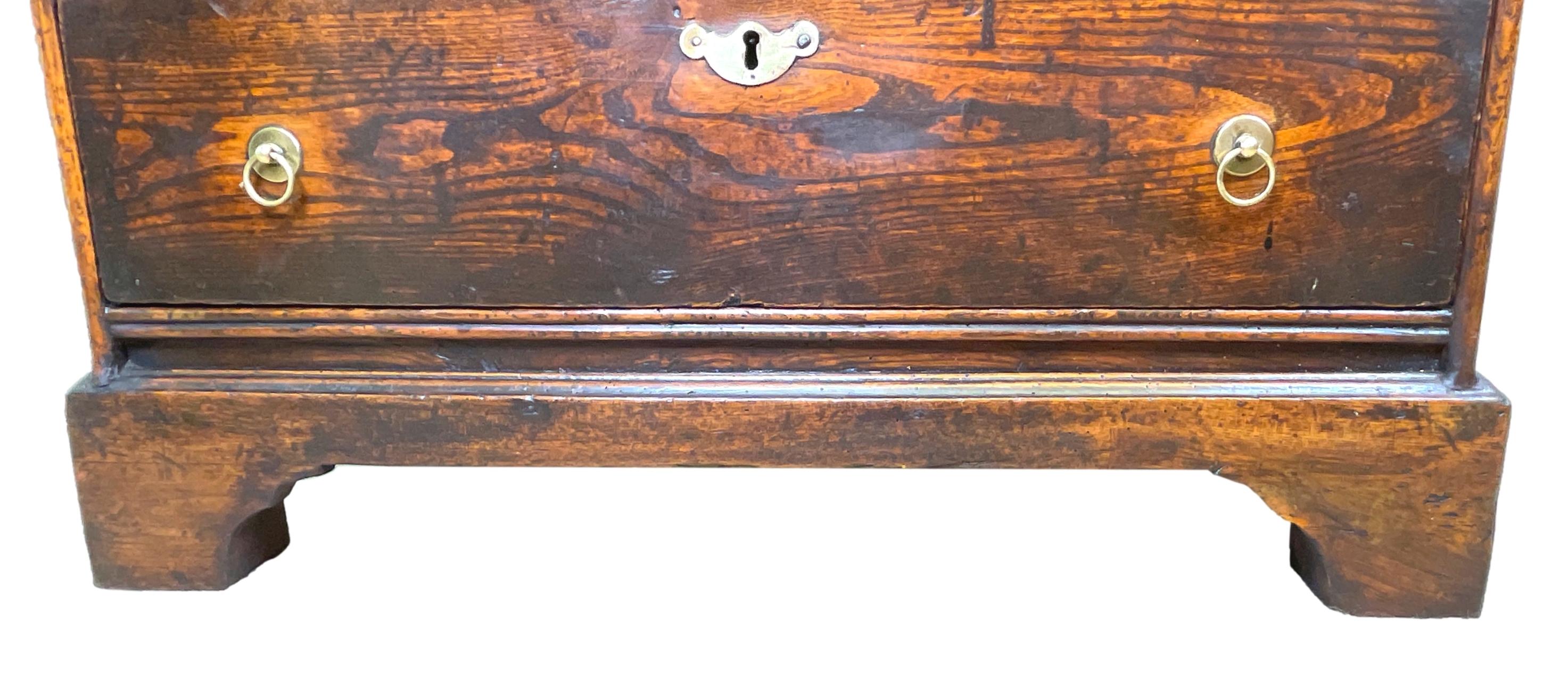 Small Georgian Elm Bureau In Good Condition For Sale In Bedfordshire, GB