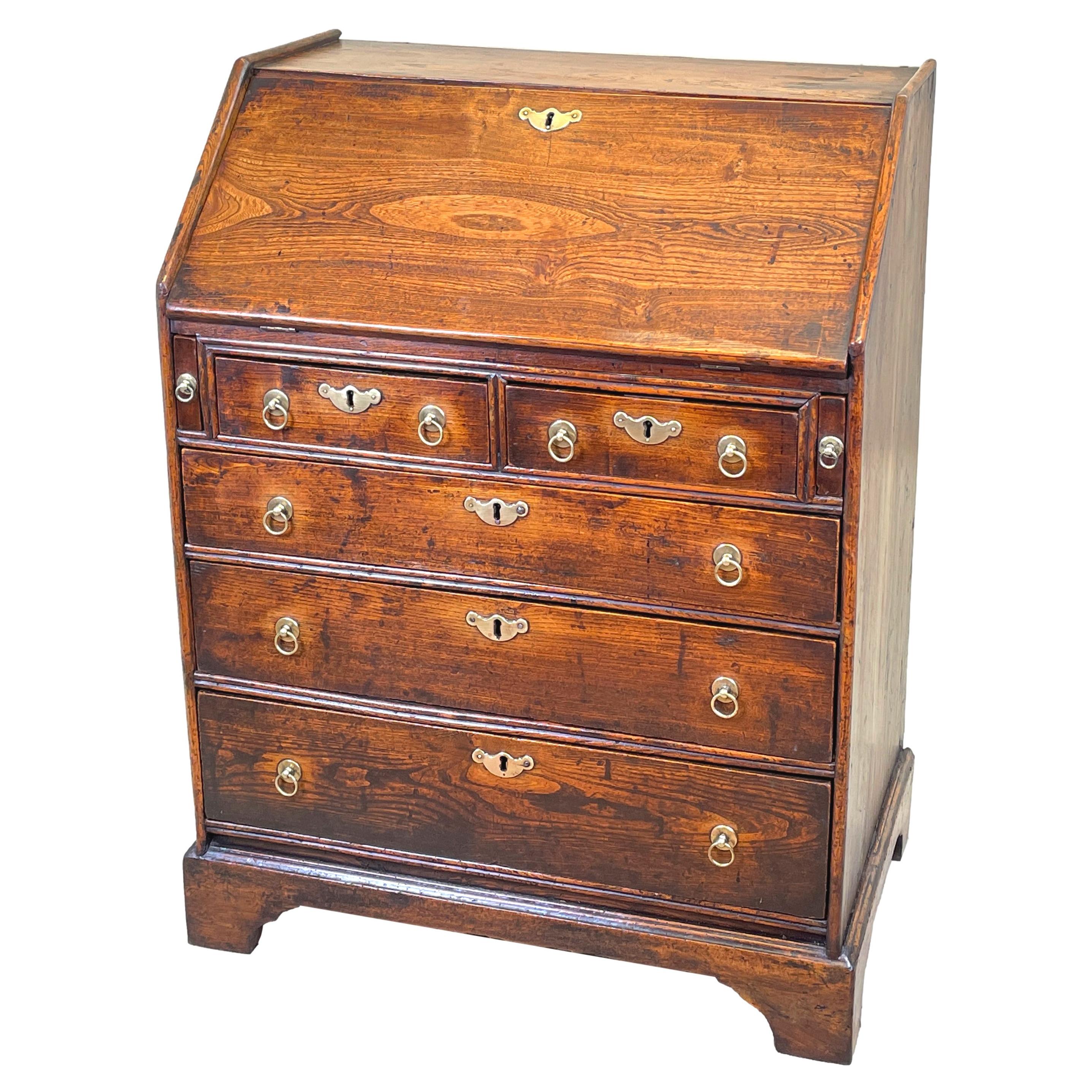 Petit bureau géorgien en orme en vente