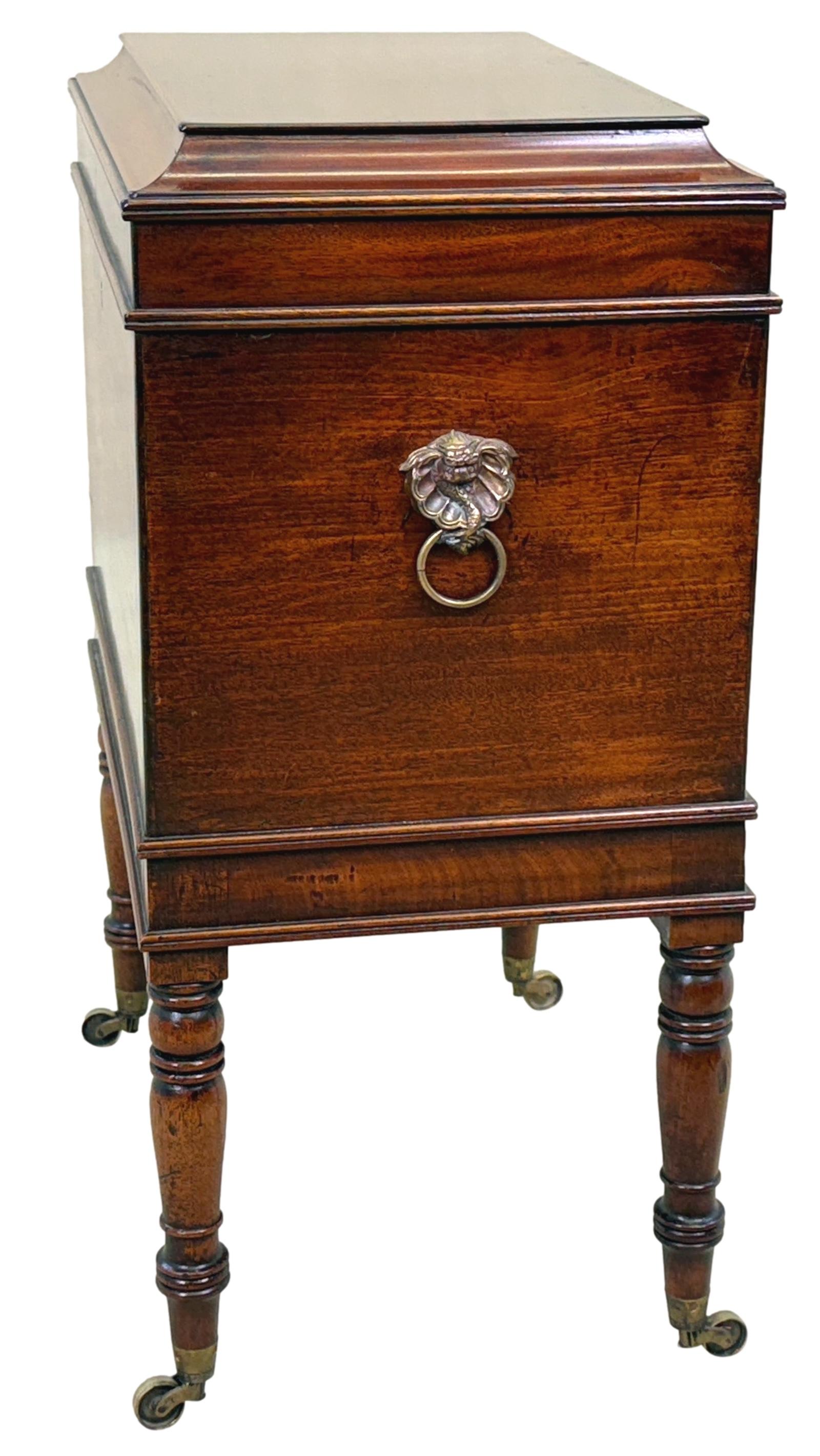 Cellaretta a scatola di mogano del periodo Giorgio III, di ottima qualità, con stampo a cavetto sul piano incernierato che racchiude l'interno diviso, con fantastiche maniglie in ottone originali fuse a conchiglia ai lati, sollevata su eleganti
