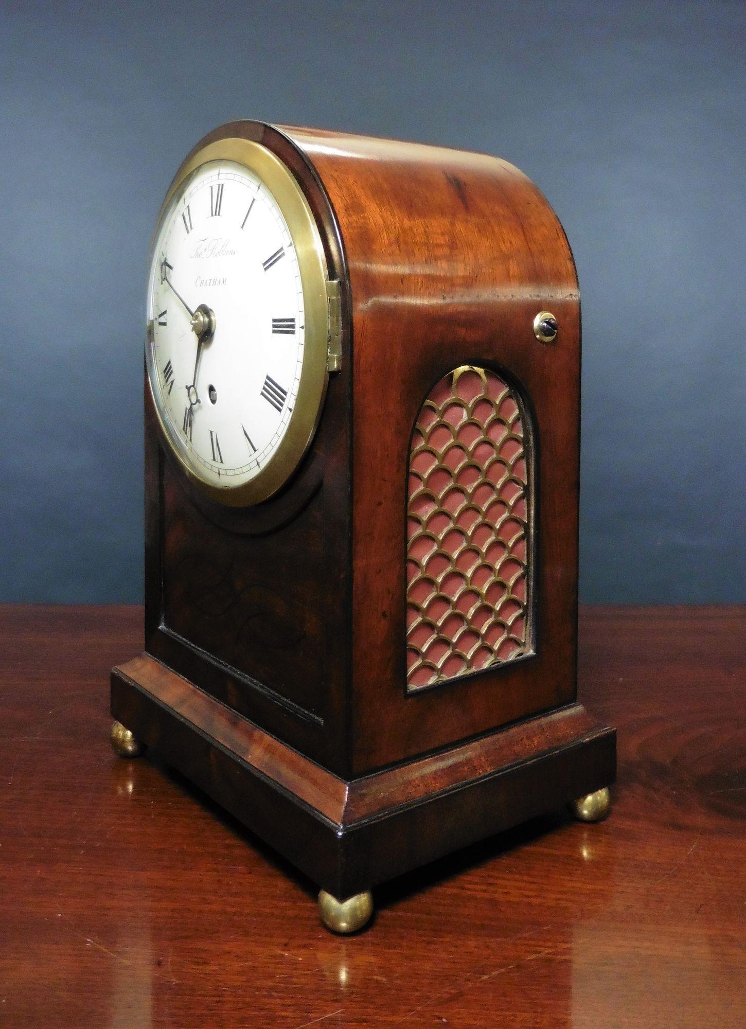 Small Georgian Mahogany Bracket Clock by Thomas Robbins, Chatham In Good Condition For Sale In Norwich, GB