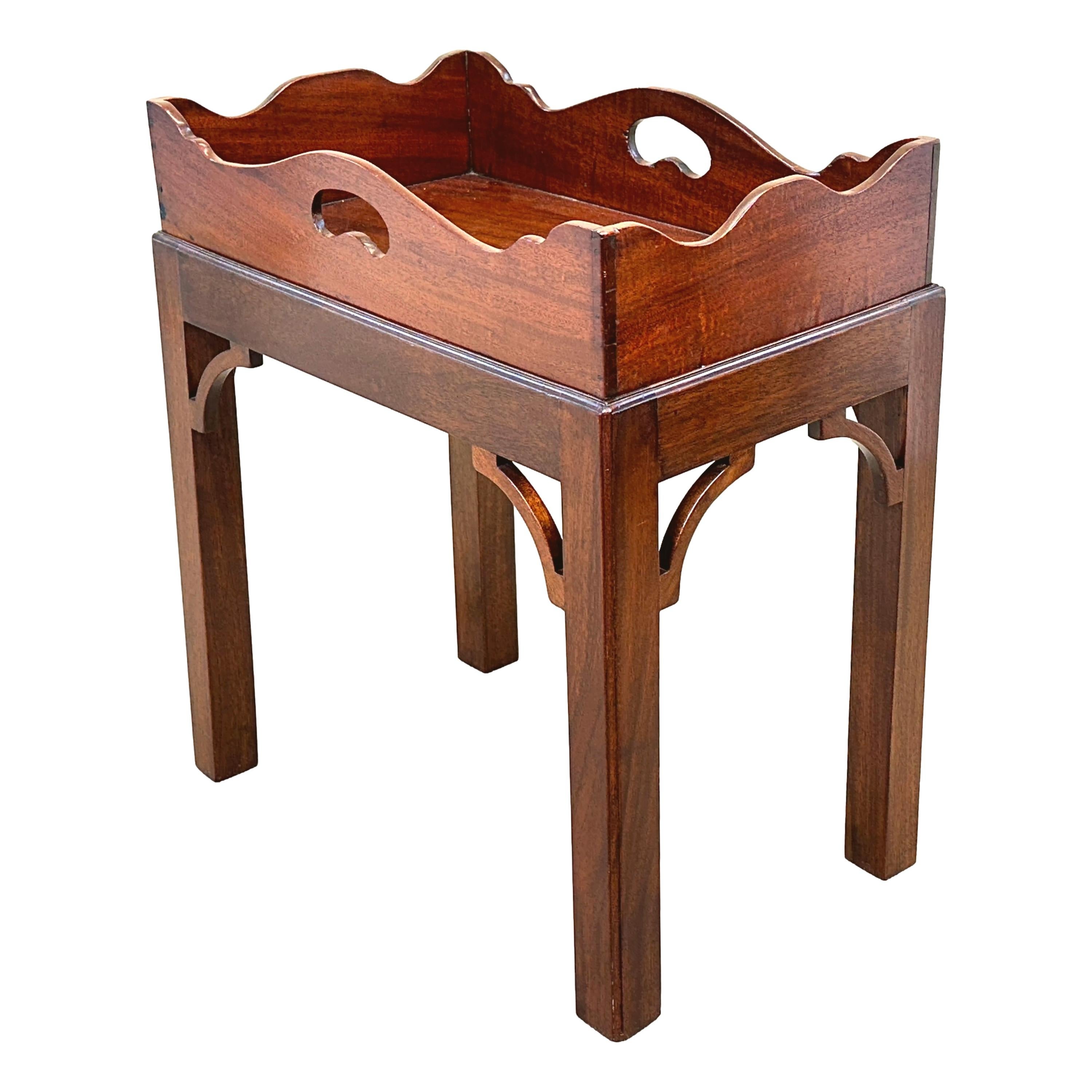 Small Georgian Mahogany Butlers Tray on Stand In Good Condition For Sale In Bedfordshire, GB