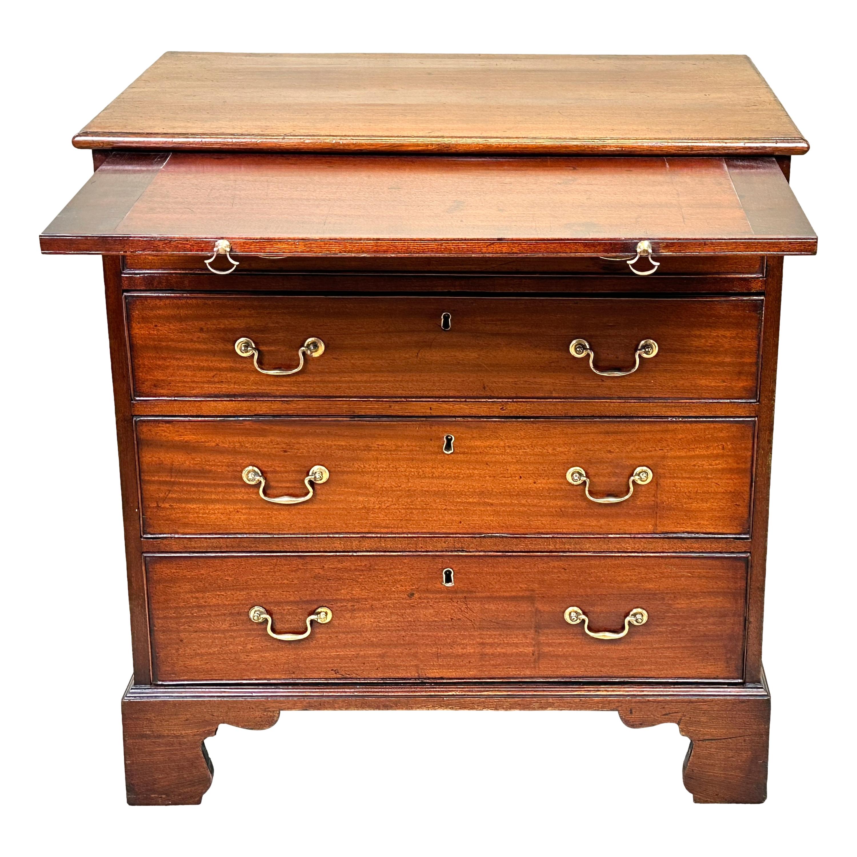 Small Georgian Mahogany Chest With Slide In Good Condition For Sale In Bedfordshire, GB