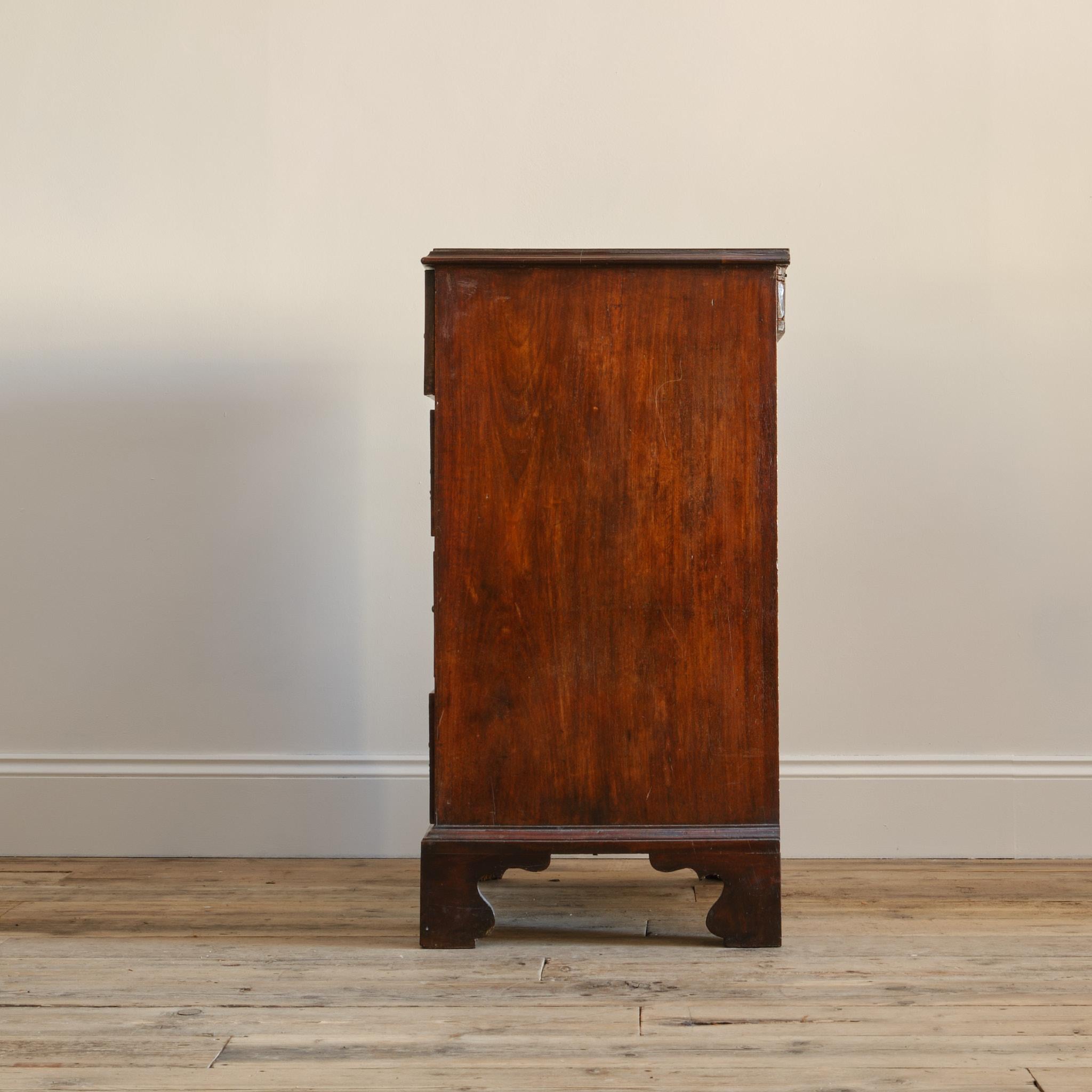 Fine XVIII secolo Piccola cassettiera secretaire georgiana in mogano in vendita