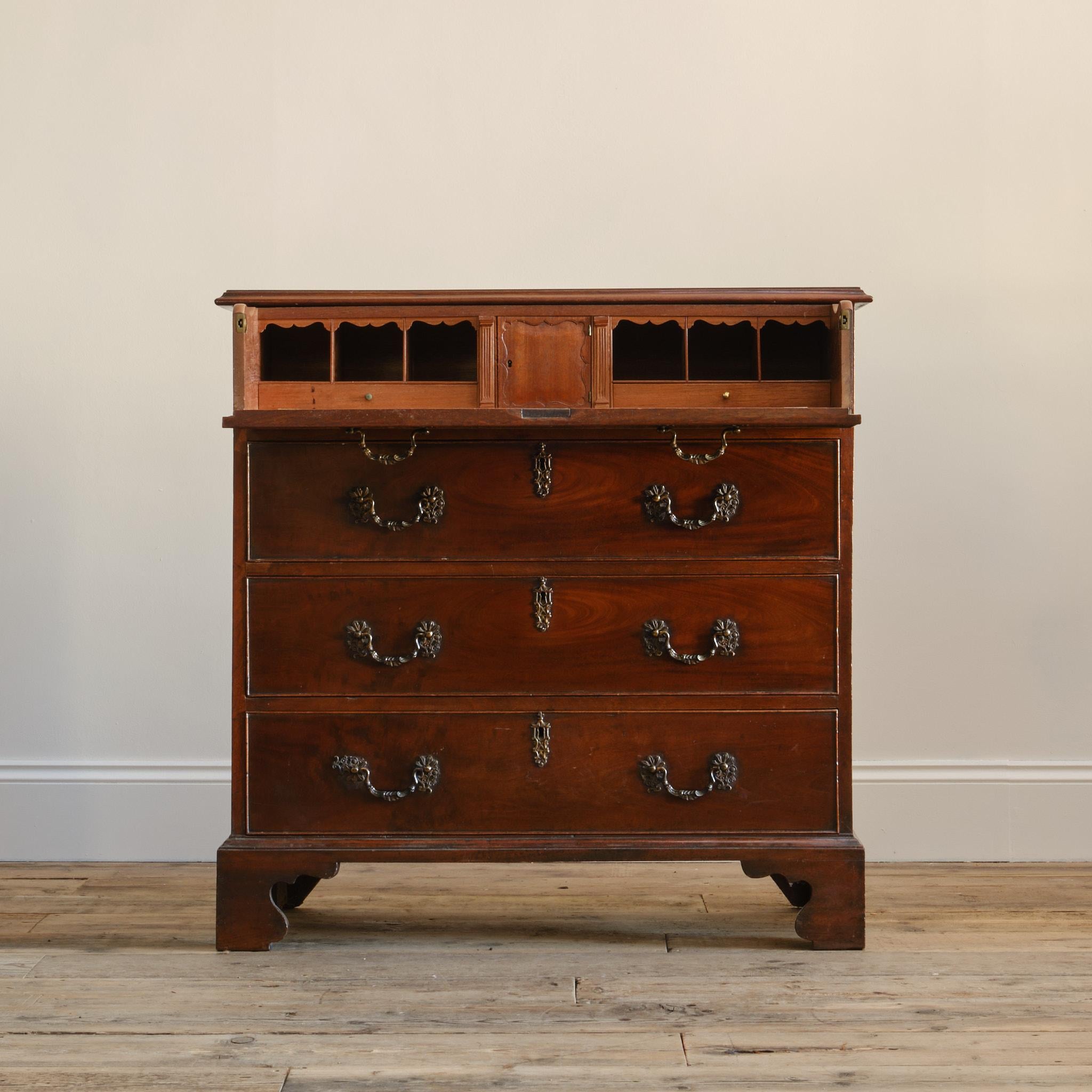 Mogano Piccola cassettiera secretaire georgiana in mogano in vendita
