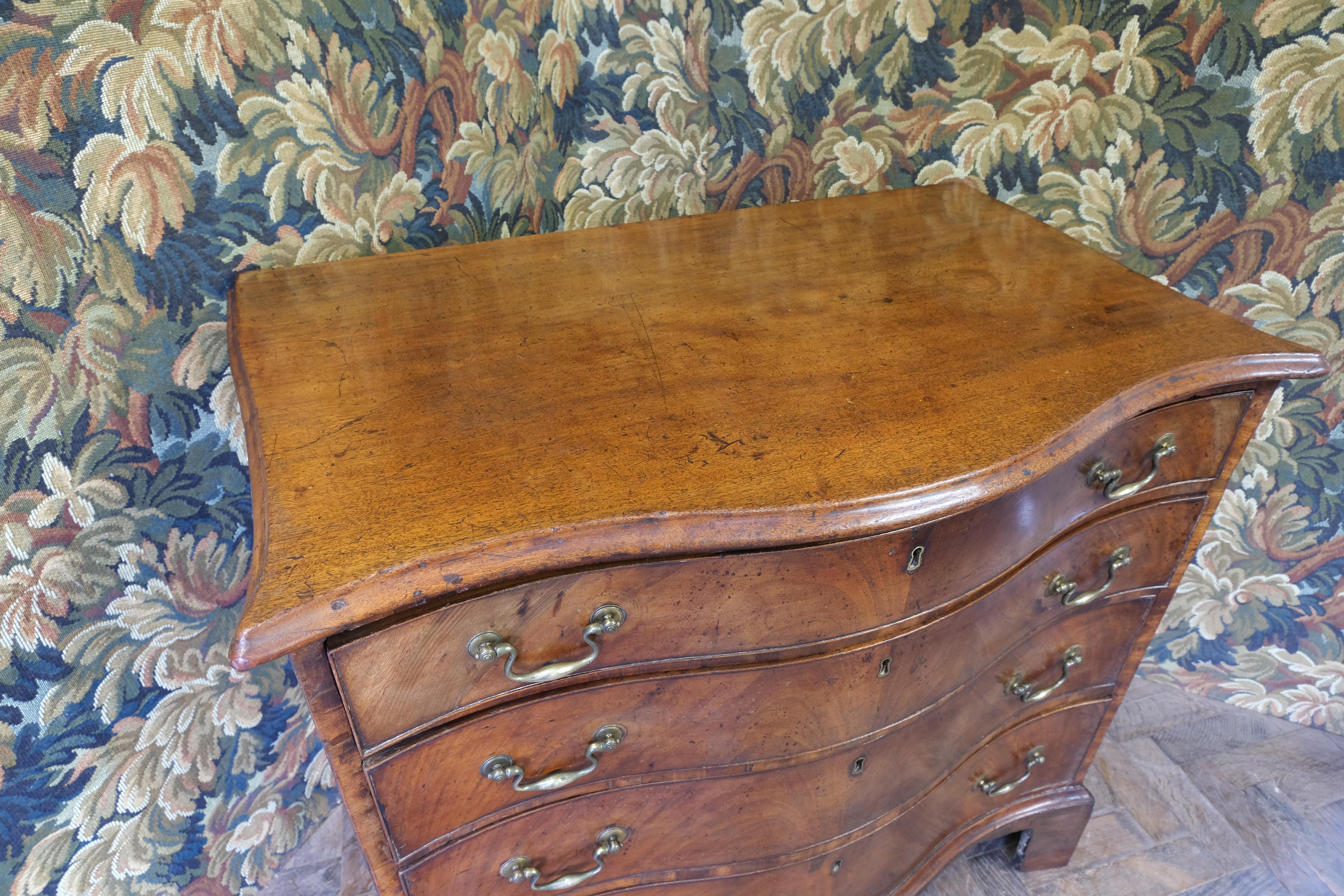Veneer Small Georgian mahogany serpentine chest of drawers