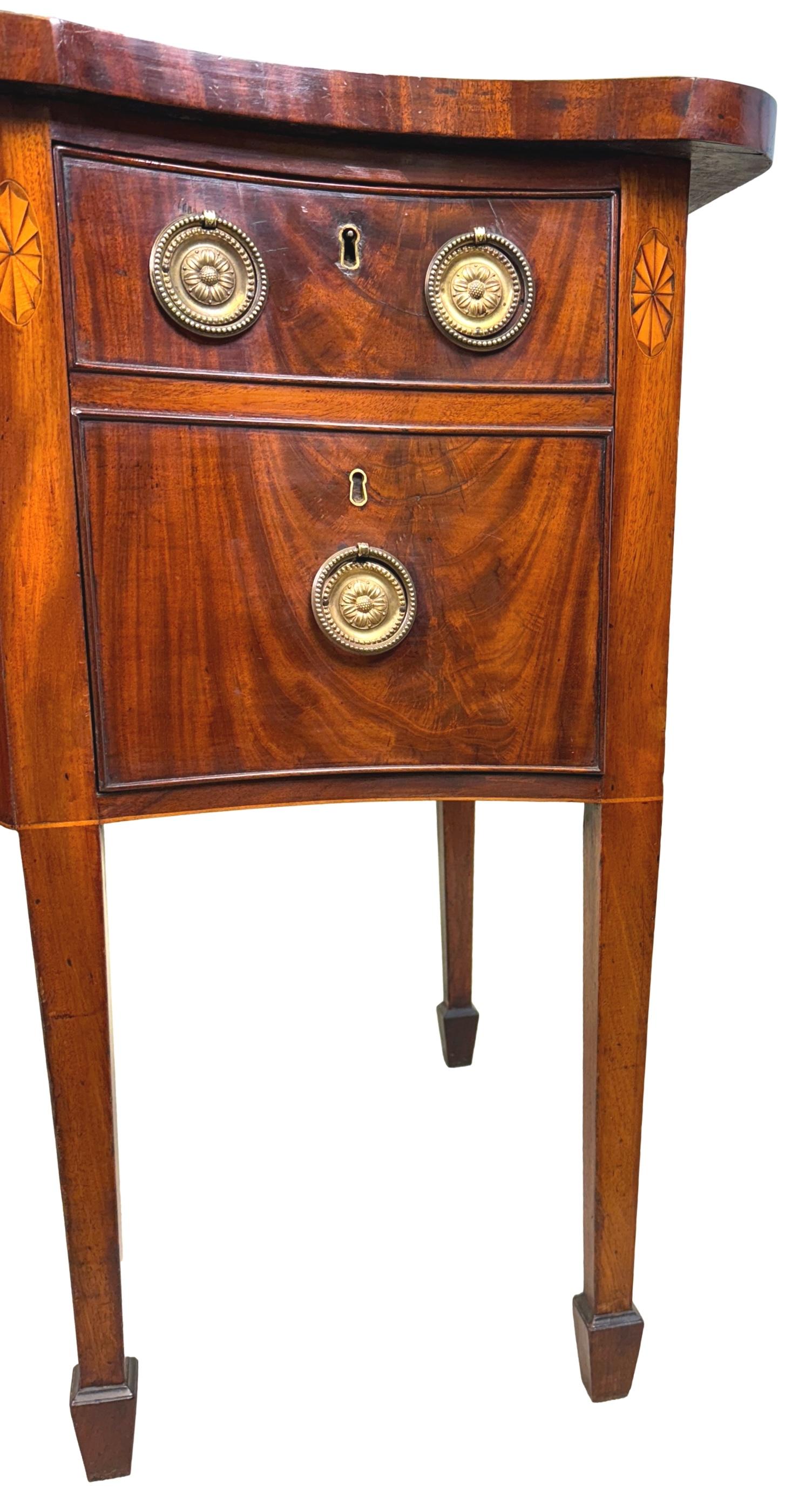 Piccola credenza georgiana in mogano a serpentina in vendita 3