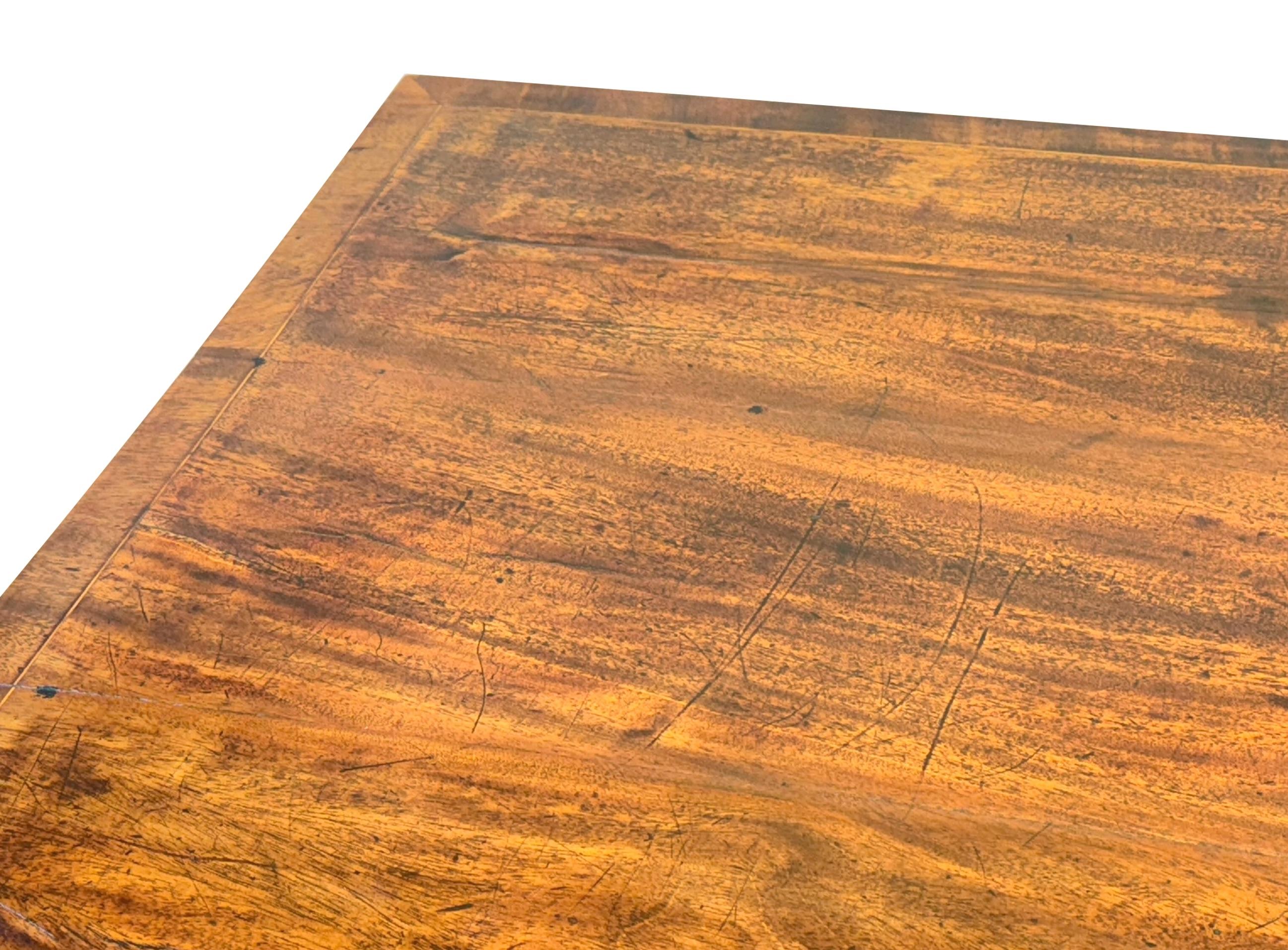 Piccola credenza georgiana in mogano a serpentina in vendita 4
