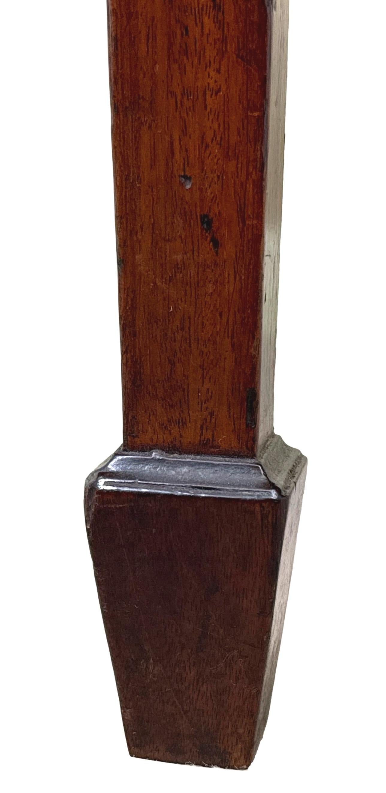 Piccola credenza georgiana in mogano a serpentina in vendita 5