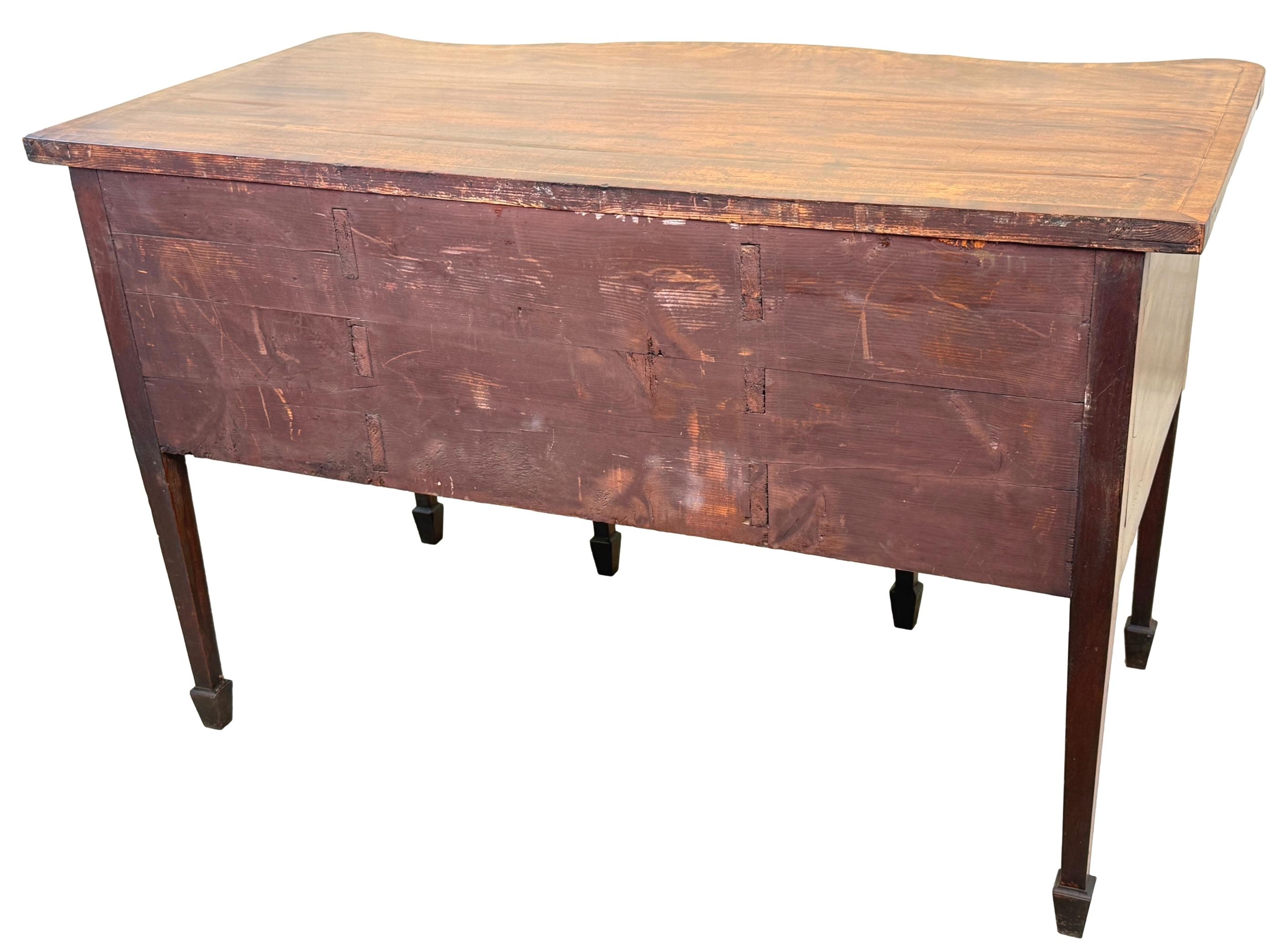 Piccola credenza georgiana in mogano a serpentina in vendita 6