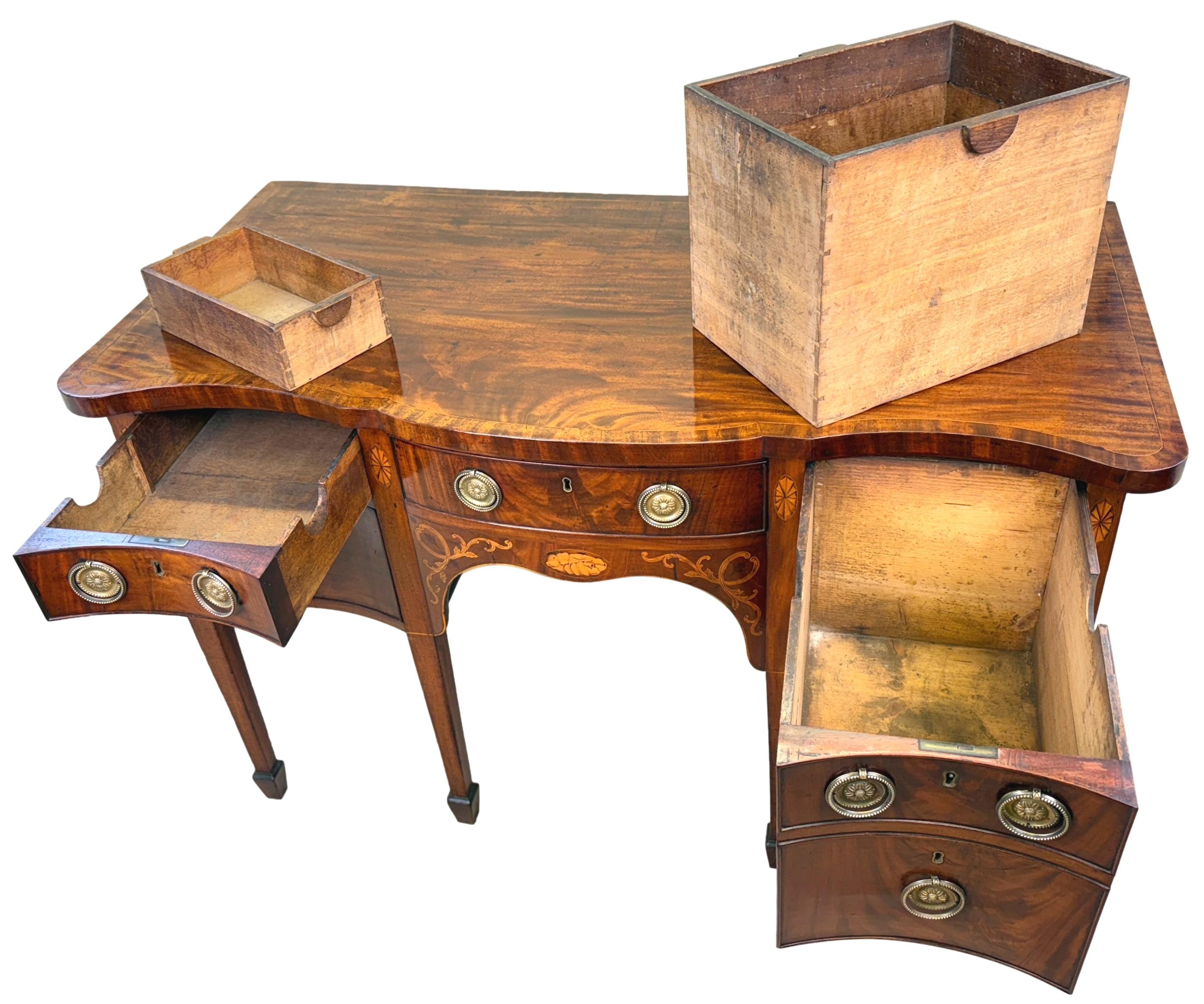 Giorgio III Piccola credenza georgiana in mogano a serpentina in vendita