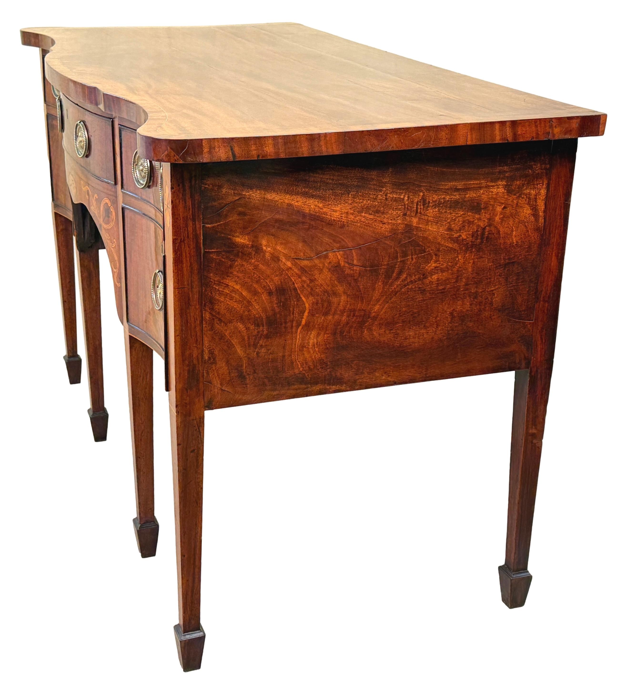 Piccola credenza georgiana in mogano a serpentina In condizioni buone in vendita a Bedfordshire, GB