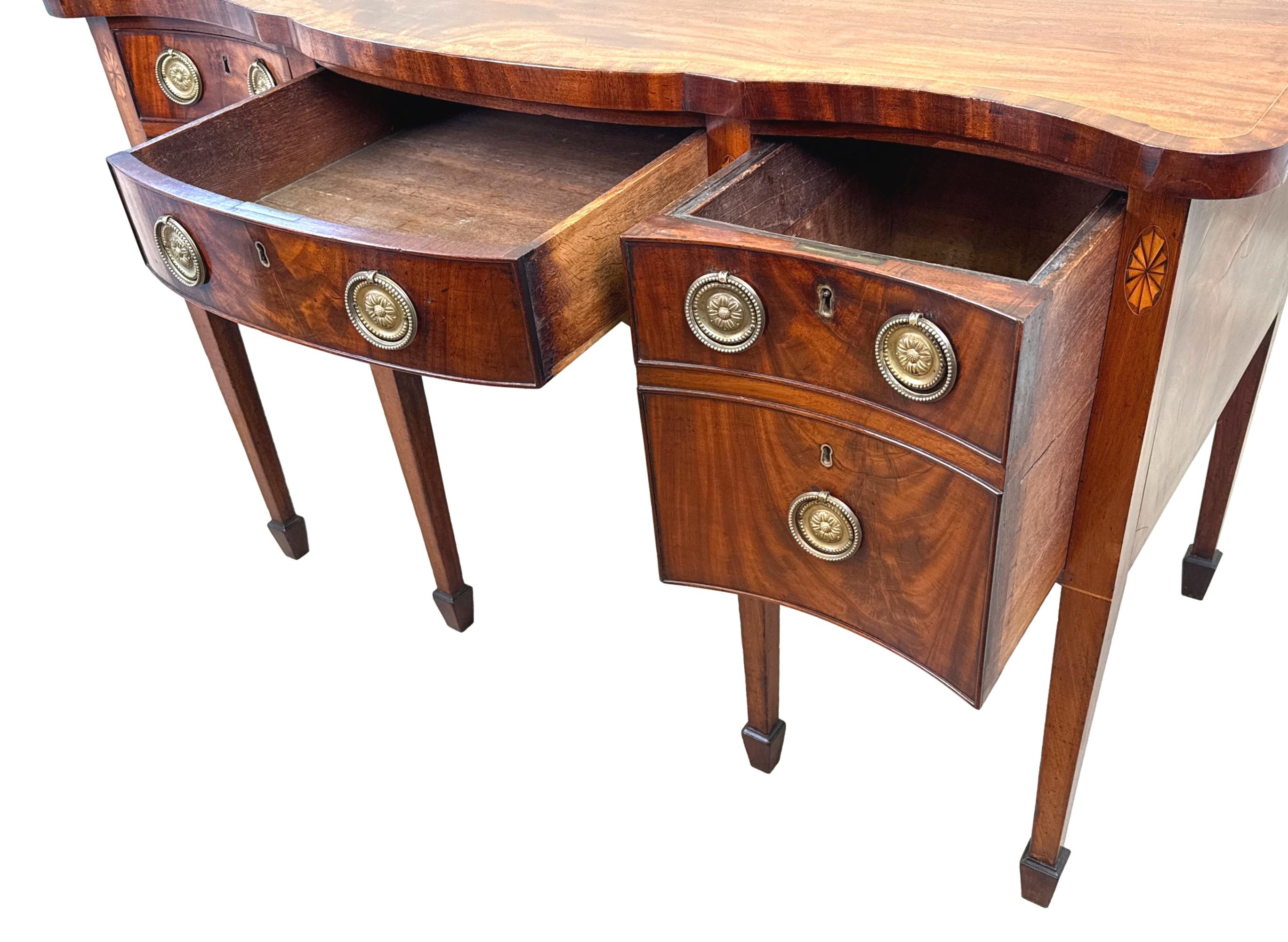 Mogano Piccola credenza georgiana in mogano a serpentina in vendita