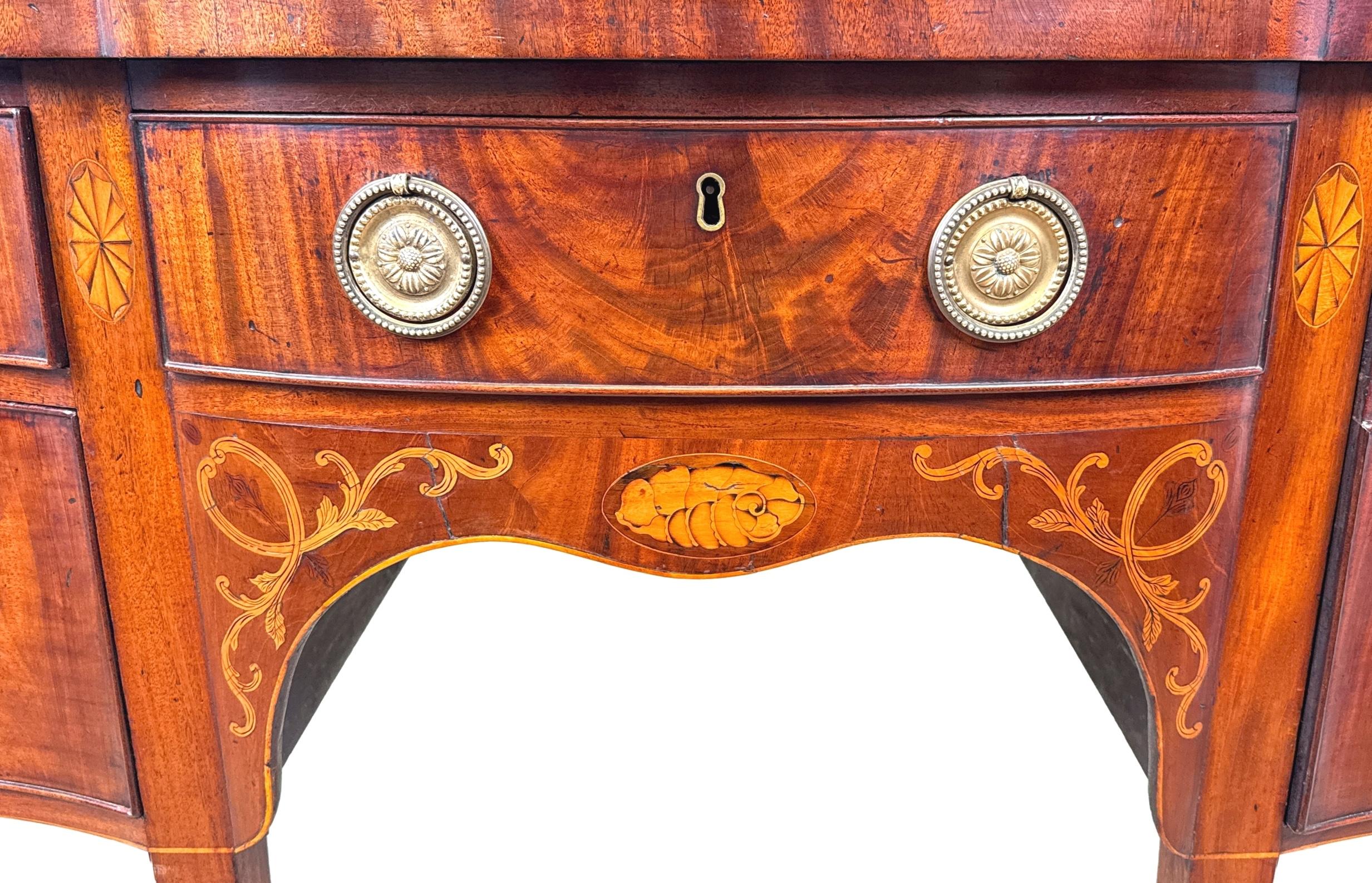 Piccola credenza georgiana in mogano a serpentina in vendita 2