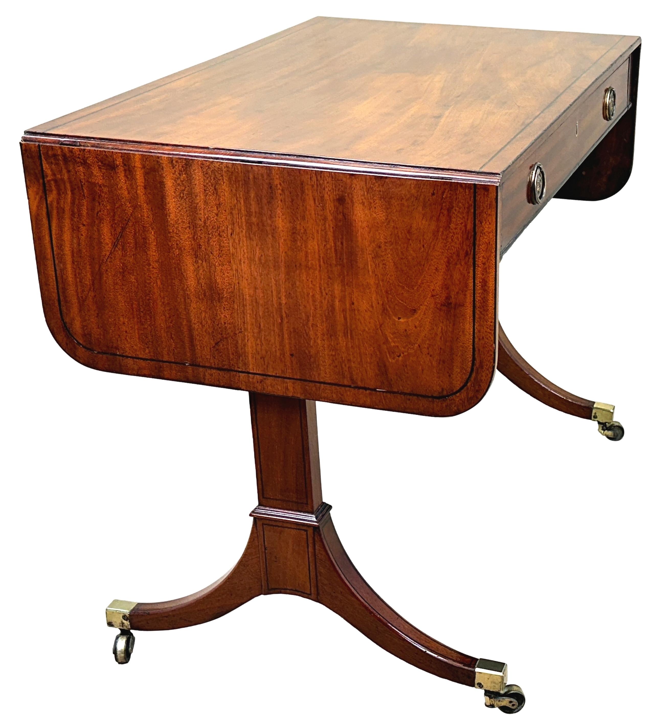 Pequeña mesa de sofá georgiana de caoba en venta 2