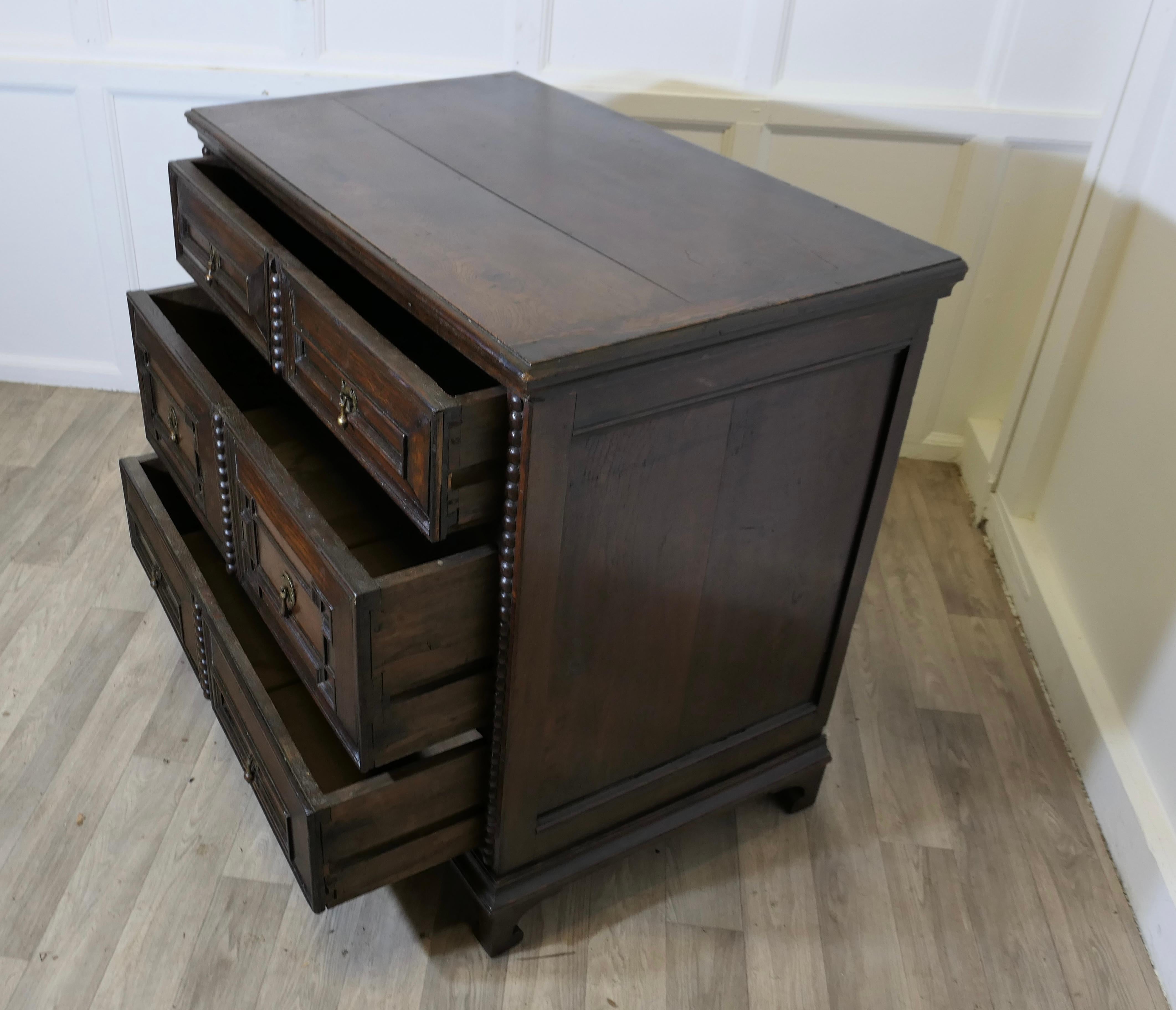 Fino al XVIII secolo Piccola cassettiera georgiana in Oak in vendita