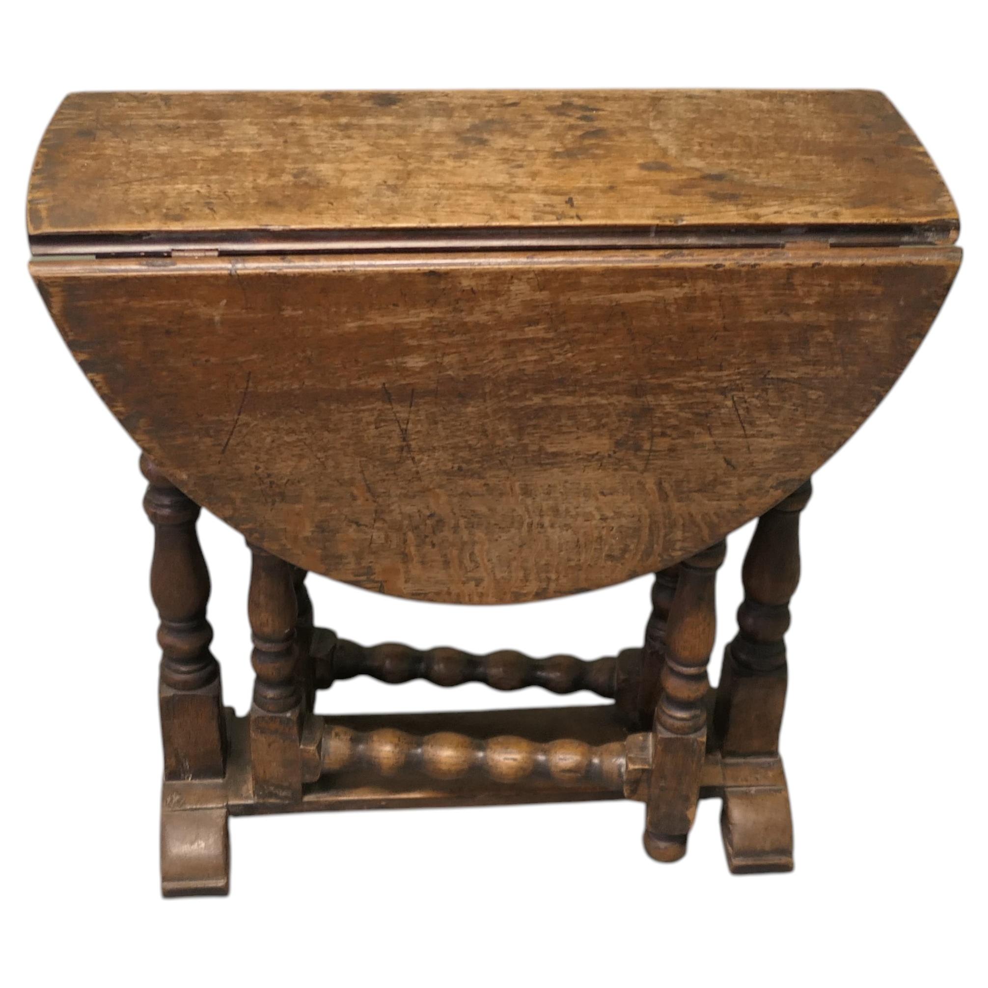 Small Georgian Oak Gate Leg Table The table has a solid oak top with turned leg For Sale
