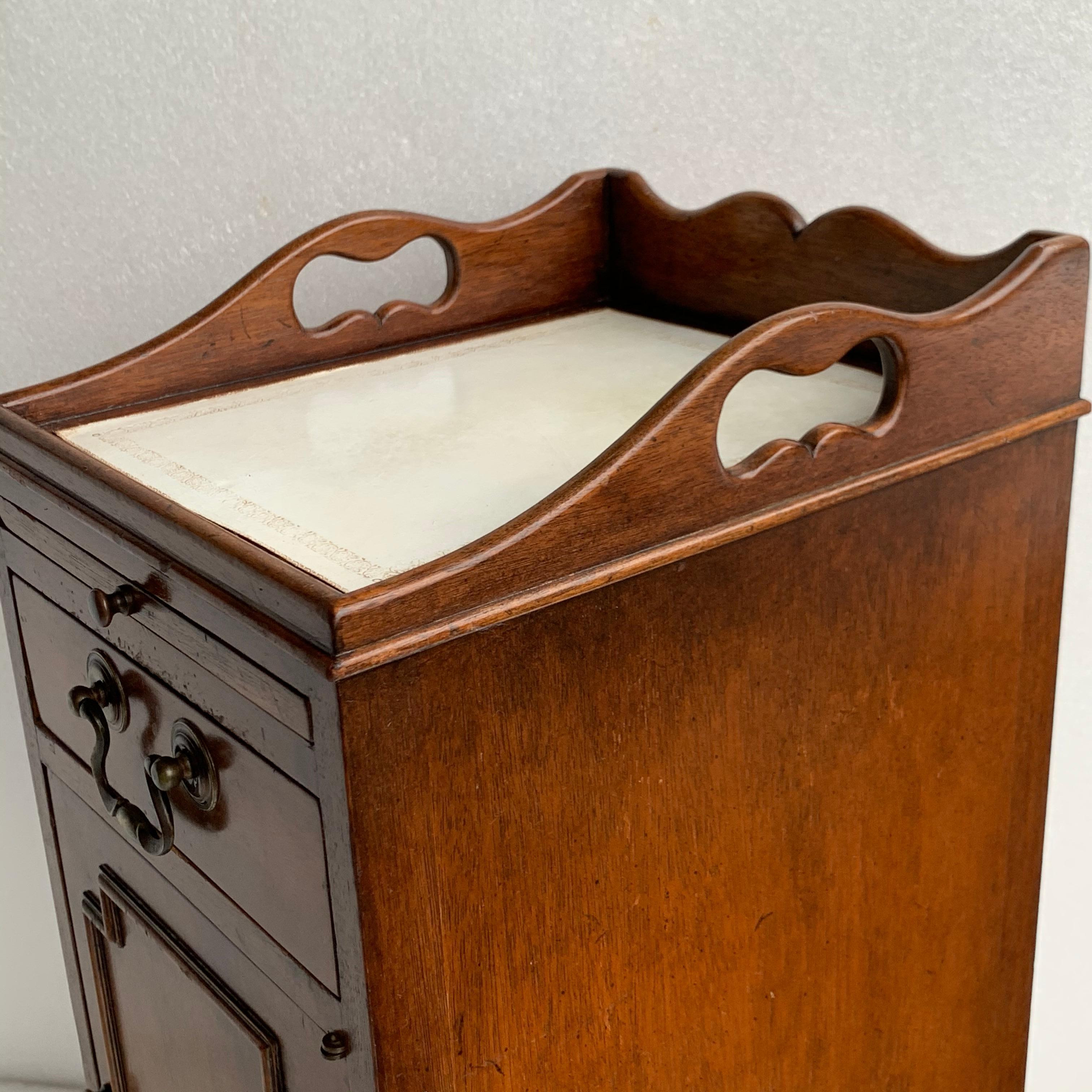 Small Georgian Style Bedside Cabinet By Smith & Watson, New York 7
