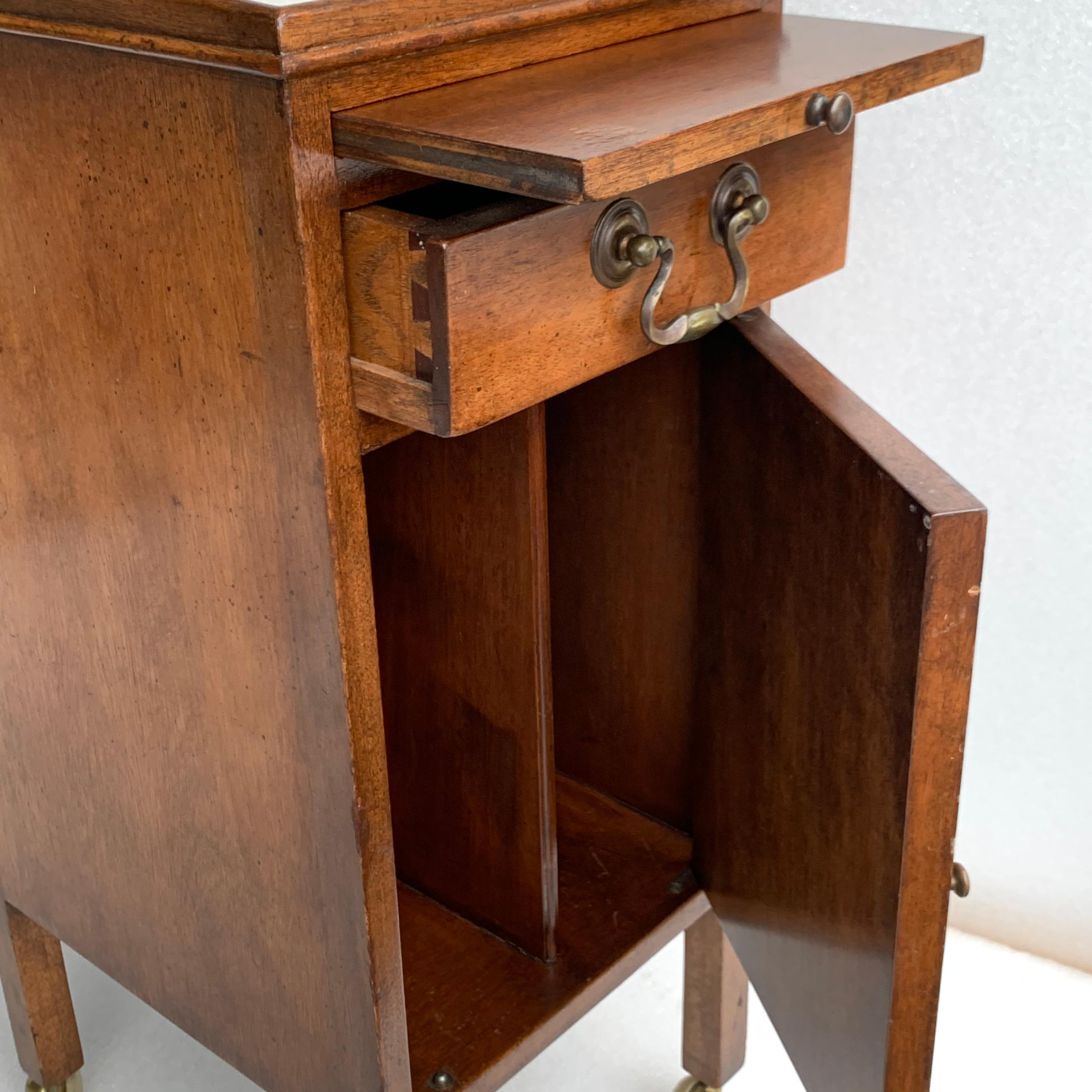 Small Georgian Style Bedside Cabinet By Smith & Watson, New York In Good Condition In Haddonfield, NJ